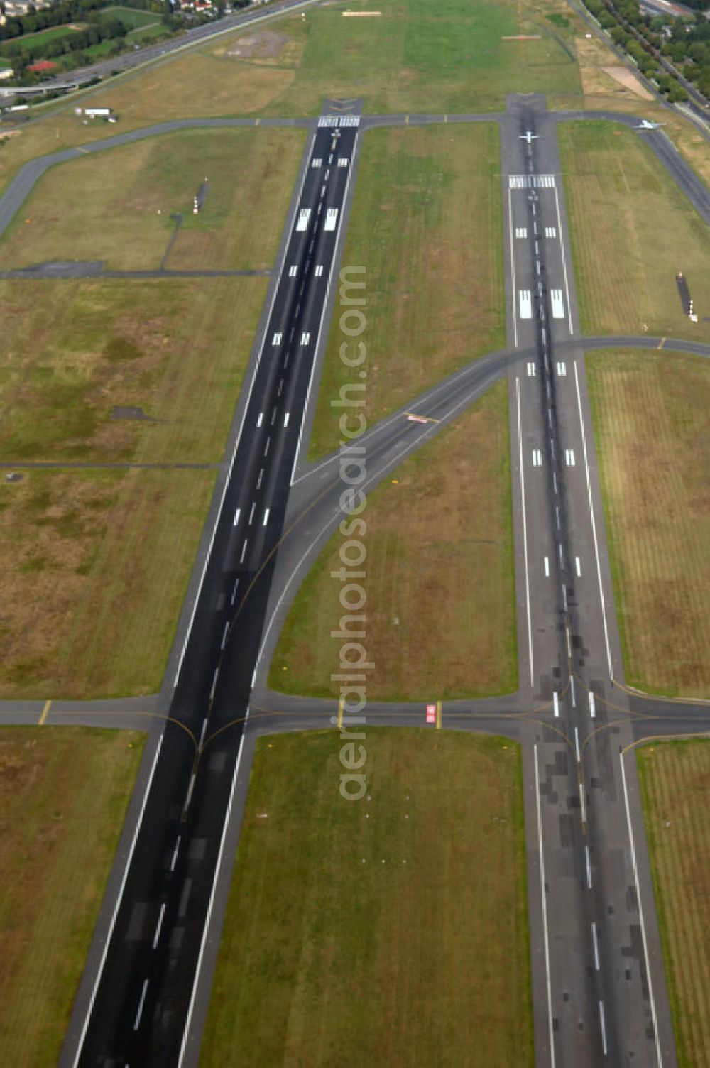 Berlin from above - Blick auf das Areal des Flughafen Berlin- Tegel mit den beiden Start- und Landebahnen. Der Flughafen Berlin-Tegel „Otto Lilienthal“ (IATA-Code: TXL, ICAO-Code: EDDT) ist Verkehrsflughäfen im Großraum Berlin. Im Jahr 2007 wurden hier mehr als 13,3 Millionen Fluggäste abgefertigt; gemessen an den Passagierzahlen lag der Flughafen 2007 damit an vierter Stelle in Deutschland. Betreiber des Flughafens ist die Berliner Flughafen-Gesellschaft. Mit der Fertigstellung des Flughafen Berlin Brandenburg International (BBI) soll der Flughafen Berlin-Tegel geschlossen werden (voraussichtlich im Jahr 2011).