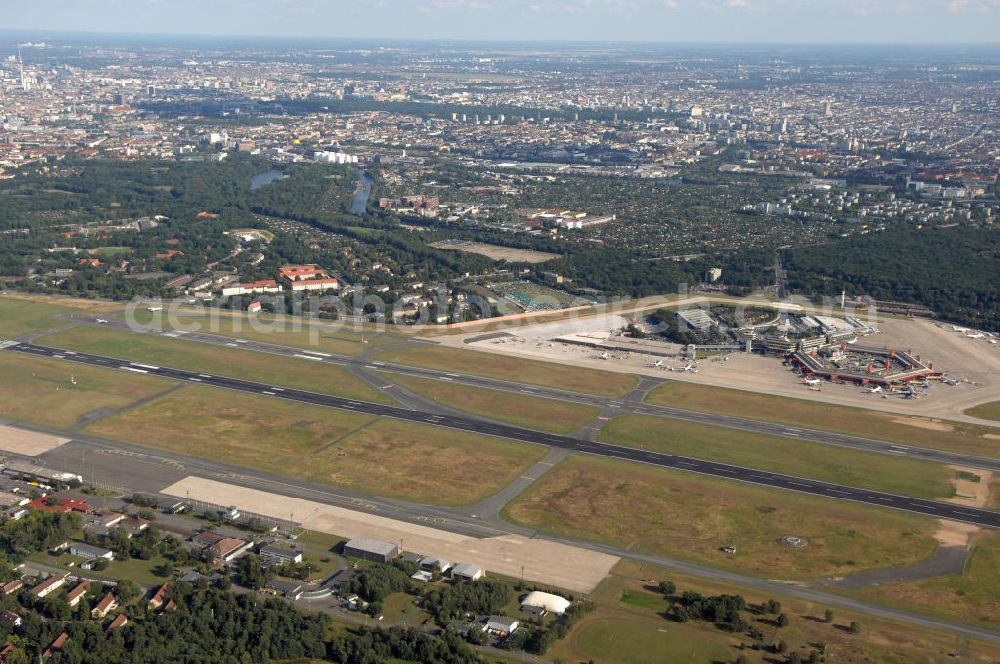 Berlin from the bird's eye view: Blick auf das Areal des Flughafen Berlin- Tegel mit den beiden Start- und Landebahnen. Der Flughafen Berlin-Tegel „Otto Lilienthal“ (IATA-Code: TXL, ICAO-Code: EDDT) ist Verkehrsflughäfen im Großraum Berlin. Im Jahr 2007 wurden hier mehr als 13,3 Millionen Fluggäste abgefertigt; gemessen an den Passagierzahlen lag der Flughafen 2007 damit an vierter Stelle in Deutschland. Betreiber des Flughafens ist die Berliner Flughafen-Gesellschaft. Mit der Fertigstellung des Flughafen Berlin Brandenburg International (BBI) soll der Flughafen Berlin-Tegel geschlossen werden (voraussichtlich im Jahr 2011).