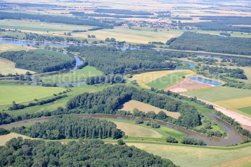 Aerial photograph Tornitz - Blick auf die Flächen des geplanten Saalekanal, auch bekannt als Schleusenkanal Tornitz oder Elbe-Saale-Kanal. Das Vorhaben des WSNBA Wasserstraßenneubauamtes Magdeburg und der Wasser- und Schiffahrtsdirektion Ost bezeichnet das Vorhaben, an der Mündung der Saale in die Elbe einen Kanal parallel zur Saale zu bauen. Der Kanal soll auf einer Länge von etwa 15 Kilometer westlich der Saale zwischen Calbe-Ost und Barby entstehen. Im Januar 2007 übernahm das Wasserstraßen-Neubauamt Magdeburg die Projektbetreuung zum Ausbau der Unteren Saale – Schleusenkanal Tornitz. Bis zu diesem Zeitpunkt war das WSA Magdeburg Träger des Vorhabens. Site of the planned canal in Tornitz.