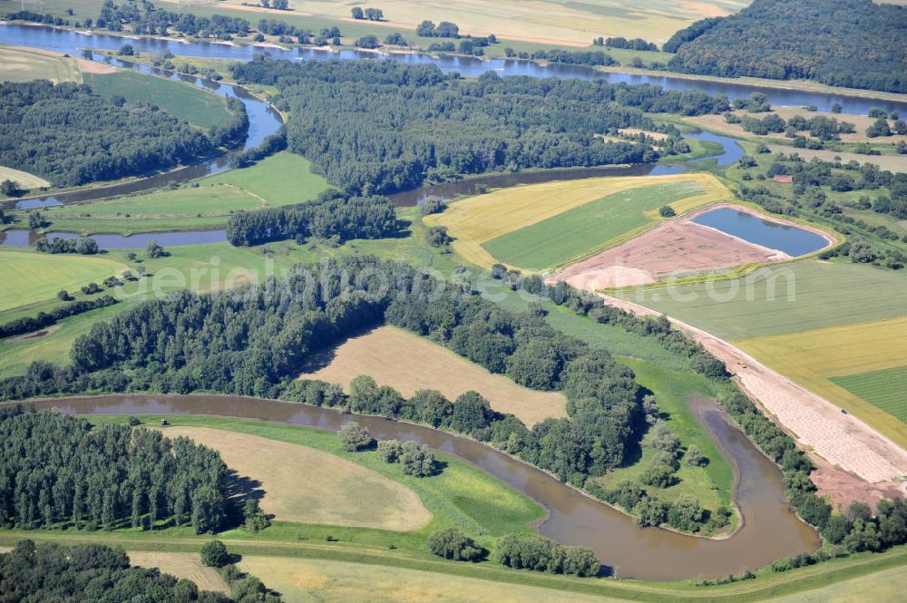 Tornitz from above - Blick auf die Flächen des geplanten Saalekanal, auch bekannt als Schleusenkanal Tornitz oder Elbe-Saale-Kanal. Das Vorhaben des WSNBA Wasserstraßenneubauamtes Magdeburg und der Wasser- und Schiffahrtsdirektion Ost bezeichnet das Vorhaben, an der Mündung der Saale in die Elbe einen Kanal parallel zur Saale zu bauen. Der Kanal soll auf einer Länge von etwa 15 Kilometer westlich der Saale zwischen Calbe-Ost und Barby entstehen. Im Januar 2007 übernahm das Wasserstraßen-Neubauamt Magdeburg die Projektbetreuung zum Ausbau der Unteren Saale – Schleusenkanal Tornitz. Bis zu diesem Zeitpunkt war das WSA Magdeburg Träger des Vorhabens. Site of the planned canal in Tornitz.