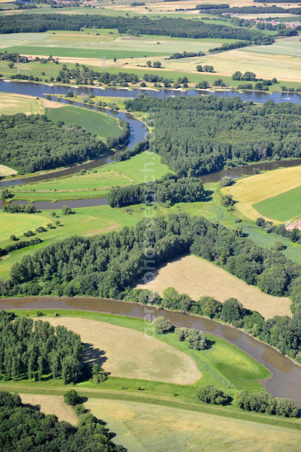 Tornitz from the bird's eye view: Blick auf die Flächen des geplanten Saalekanal, auch bekannt als Schleusenkanal Tornitz oder Elbe-Saale-Kanal. Das Vorhaben des WSNBA Wasserstraßenneubauamtes Magdeburg und der Wasser- und Schiffahrtsdirektion Ost bezeichnet das Vorhaben, an der Mündung der Saale in die Elbe einen Kanal parallel zur Saale zu bauen. Der Kanal soll auf einer Länge von etwa 15 Kilometer westlich der Saale zwischen Calbe-Ost und Barby entstehen. Im Januar 2007 übernahm das Wasserstraßen-Neubauamt Magdeburg die Projektbetreuung zum Ausbau der Unteren Saale – Schleusenkanal Tornitz. Bis zu diesem Zeitpunkt war das WSA Magdeburg Träger des Vorhabens. Site of the planned canal in Tornitz.