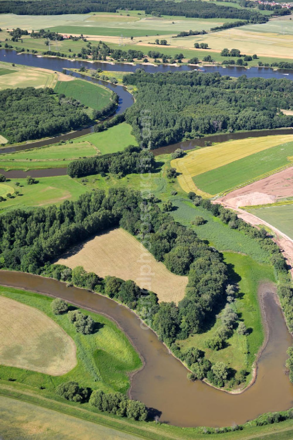 Aerial image Tornitz - Blick auf die Flächen des geplanten Saalekanal, auch bekannt als Schleusenkanal Tornitz oder Elbe-Saale-Kanal. Das Vorhaben des WSNBA Wasserstraßenneubauamtes Magdeburg und der Wasser- und Schiffahrtsdirektion Ost bezeichnet das Vorhaben, an der Mündung der Saale in die Elbe einen Kanal parallel zur Saale zu bauen. Der Kanal soll auf einer Länge von etwa 15 Kilometer westlich der Saale zwischen Calbe-Ost und Barby entstehen. Im Januar 2007 übernahm das Wasserstraßen-Neubauamt Magdeburg die Projektbetreuung zum Ausbau der Unteren Saale – Schleusenkanal Tornitz. Bis zu diesem Zeitpunkt war das WSA Magdeburg Träger des Vorhabens. Site of the planned canal in Tornitz.