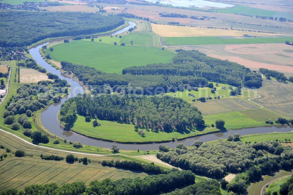 Aerial photograph Tornitz - Blick auf die Flächen des geplanten Saalekanal, auch bekannt als Schleusenkanal Tornitz oder Elbe-Saale-Kanal. Das Vorhaben des WSNBA Wasserstraßenneubauamtes Magdeburg und der Wasser- und Schiffahrtsdirektion Ost bezeichnet das Vorhaben, an der Mündung der Saale in die Elbe einen Kanal parallel zur Saale zu bauen. Der Kanal soll auf einer Länge von etwa 15 Kilometer westlich der Saale zwischen Calbe-Ost und Barby entstehen. Im Januar 2007 übernahm das Wasserstraßen-Neubauamt Magdeburg die Projektbetreuung zum Ausbau der Unteren Saale – Schleusenkanal Tornitz. Bis zu diesem Zeitpunkt war das WSA Magdeburg Träger des Vorhabens. Site of the planned canal in Tornitz.