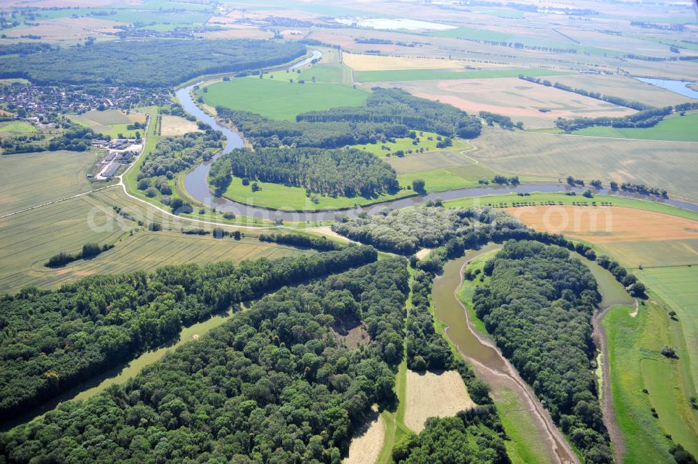 Tornitz from above - Blick auf die Flächen des geplanten Saalekanal, auch bekannt als Schleusenkanal Tornitz oder Elbe-Saale-Kanal. Das Vorhaben des WSNBA Wasserstraßenneubauamtes Magdeburg und der Wasser- und Schiffahrtsdirektion Ost bezeichnet das Vorhaben, an der Mündung der Saale in die Elbe einen Kanal parallel zur Saale zu bauen. Der Kanal soll auf einer Länge von etwa 15 Kilometer westlich der Saale zwischen Calbe-Ost und Barby entstehen. Im Januar 2007 übernahm das Wasserstraßen-Neubauamt Magdeburg die Projektbetreuung zum Ausbau der Unteren Saale – Schleusenkanal Tornitz. Bis zu diesem Zeitpunkt war das WSA Magdeburg Träger des Vorhabens. Site of the planned canal in Tornitz.