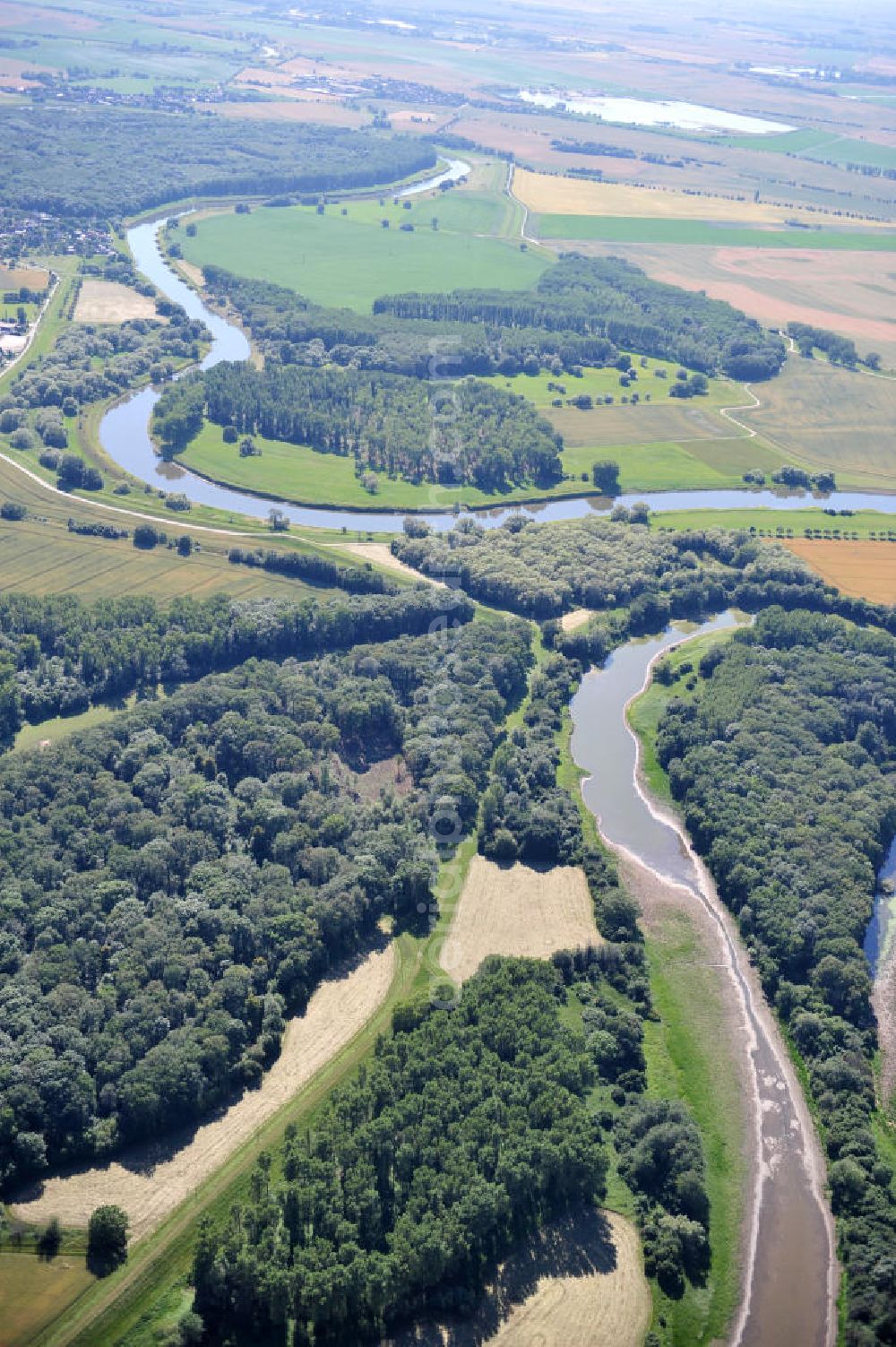 Tornitz from the bird's eye view: Blick auf die Flächen des geplanten Saalekanal, auch bekannt als Schleusenkanal Tornitz oder Elbe-Saale-Kanal. Das Vorhaben des WSNBA Wasserstraßenneubauamtes Magdeburg und der Wasser- und Schiffahrtsdirektion Ost bezeichnet das Vorhaben, an der Mündung der Saale in die Elbe einen Kanal parallel zur Saale zu bauen. Der Kanal soll auf einer Länge von etwa 15 Kilometer westlich der Saale zwischen Calbe-Ost und Barby entstehen. Im Januar 2007 übernahm das Wasserstraßen-Neubauamt Magdeburg die Projektbetreuung zum Ausbau der Unteren Saale – Schleusenkanal Tornitz. Bis zu diesem Zeitpunkt war das WSA Magdeburg Träger des Vorhabens. Site of the planned canal in Tornitz.