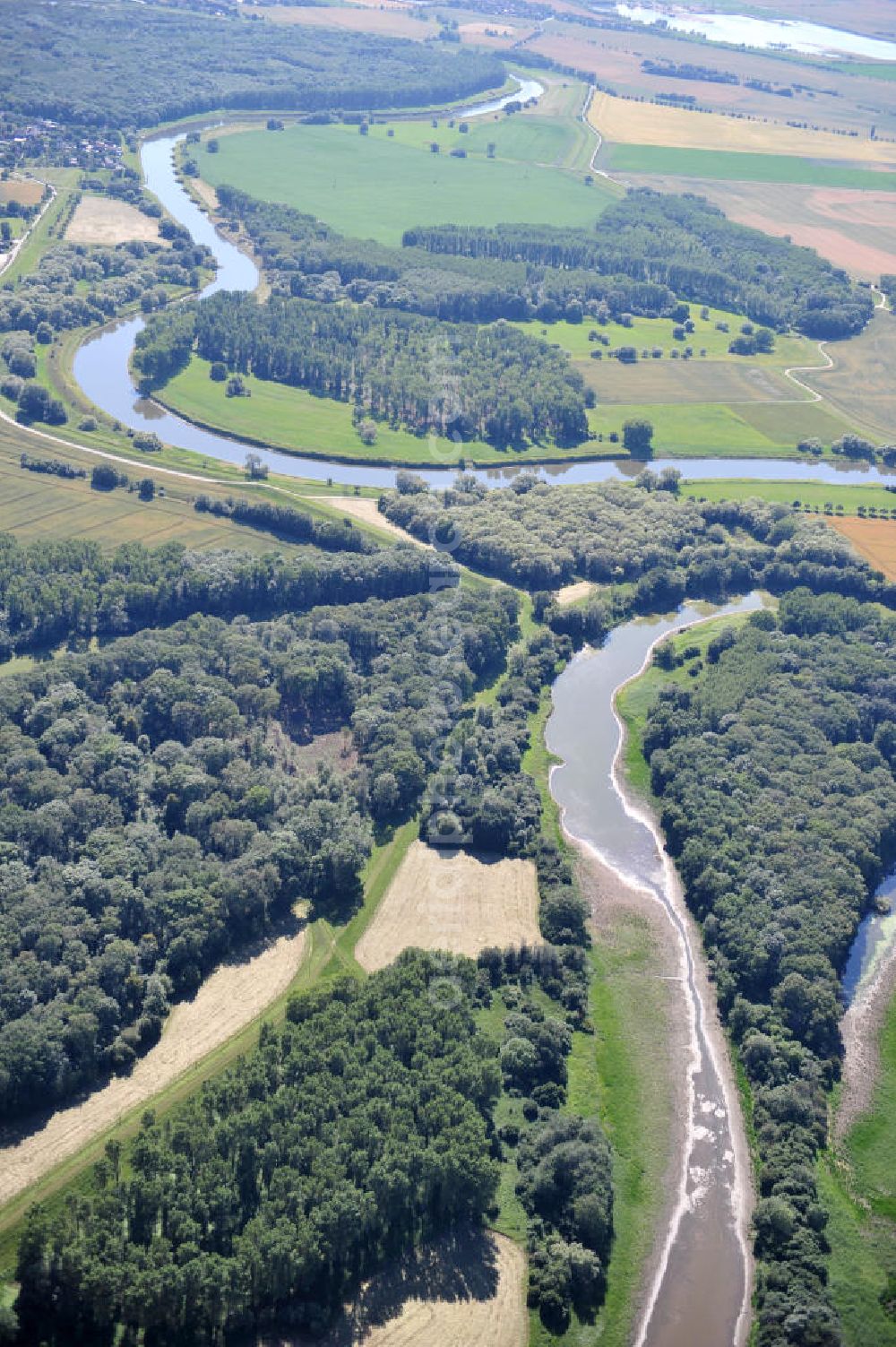 Aerial image Tornitz - Blick auf die Flächen des geplanten Saalekanal, auch bekannt als Schleusenkanal Tornitz oder Elbe-Saale-Kanal. Das Vorhaben des WSNBA Wasserstraßenneubauamtes Magdeburg und der Wasser- und Schiffahrtsdirektion Ost bezeichnet das Vorhaben, an der Mündung der Saale in die Elbe einen Kanal parallel zur Saale zu bauen. Der Kanal soll auf einer Länge von etwa 15 Kilometer westlich der Saale zwischen Calbe-Ost und Barby entstehen. Im Januar 2007 übernahm das Wasserstraßen-Neubauamt Magdeburg die Projektbetreuung zum Ausbau der Unteren Saale – Schleusenkanal Tornitz. Bis zu diesem Zeitpunkt war das WSA Magdeburg Träger des Vorhabens. Site of the planned canal in Tornitz.