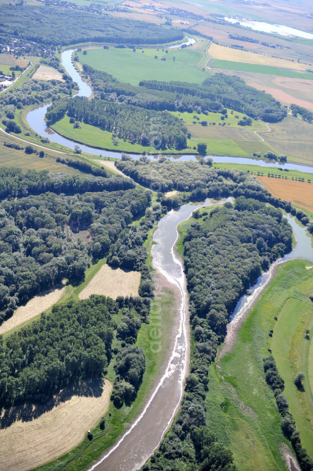 Aerial photograph Tornitz - Blick auf die Flächen des geplanten Saalekanal, auch bekannt als Schleusenkanal Tornitz oder Elbe-Saale-Kanal. Das Vorhaben des WSNBA Wasserstraßenneubauamtes Magdeburg und der Wasser- und Schiffahrtsdirektion Ost bezeichnet das Vorhaben, an der Mündung der Saale in die Elbe einen Kanal parallel zur Saale zu bauen. Der Kanal soll auf einer Länge von etwa 15 Kilometer westlich der Saale zwischen Calbe-Ost und Barby entstehen. Im Januar 2007 übernahm das Wasserstraßen-Neubauamt Magdeburg die Projektbetreuung zum Ausbau der Unteren Saale – Schleusenkanal Tornitz. Bis zu diesem Zeitpunkt war das WSA Magdeburg Träger des Vorhabens. Site of the planned canal in Tornitz.