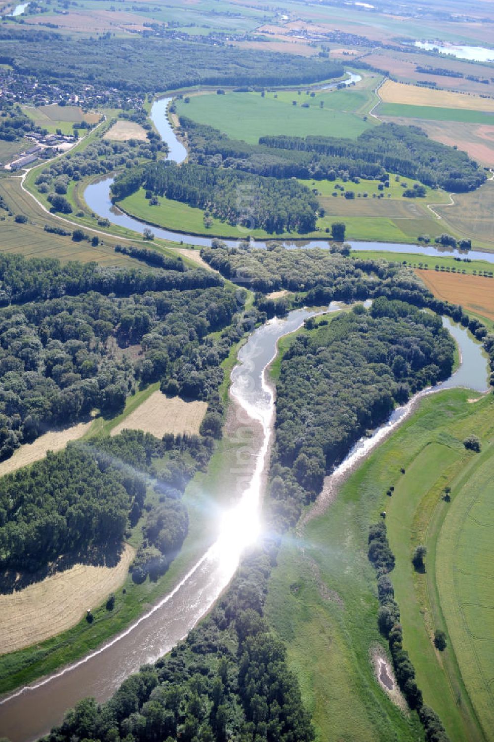 Tornitz from above - Blick auf die Flächen des geplanten Saalekanal, auch bekannt als Schleusenkanal Tornitz oder Elbe-Saale-Kanal. Das Vorhaben des WSNBA Wasserstraßenneubauamtes Magdeburg und der Wasser- und Schiffahrtsdirektion Ost bezeichnet das Vorhaben, an der Mündung der Saale in die Elbe einen Kanal parallel zur Saale zu bauen. Der Kanal soll auf einer Länge von etwa 15 Kilometer westlich der Saale zwischen Calbe-Ost und Barby entstehen. Im Januar 2007 übernahm das Wasserstraßen-Neubauamt Magdeburg die Projektbetreuung zum Ausbau der Unteren Saale – Schleusenkanal Tornitz. Bis zu diesem Zeitpunkt war das WSA Magdeburg Träger des Vorhabens. Site of the planned canal in Tornitz.