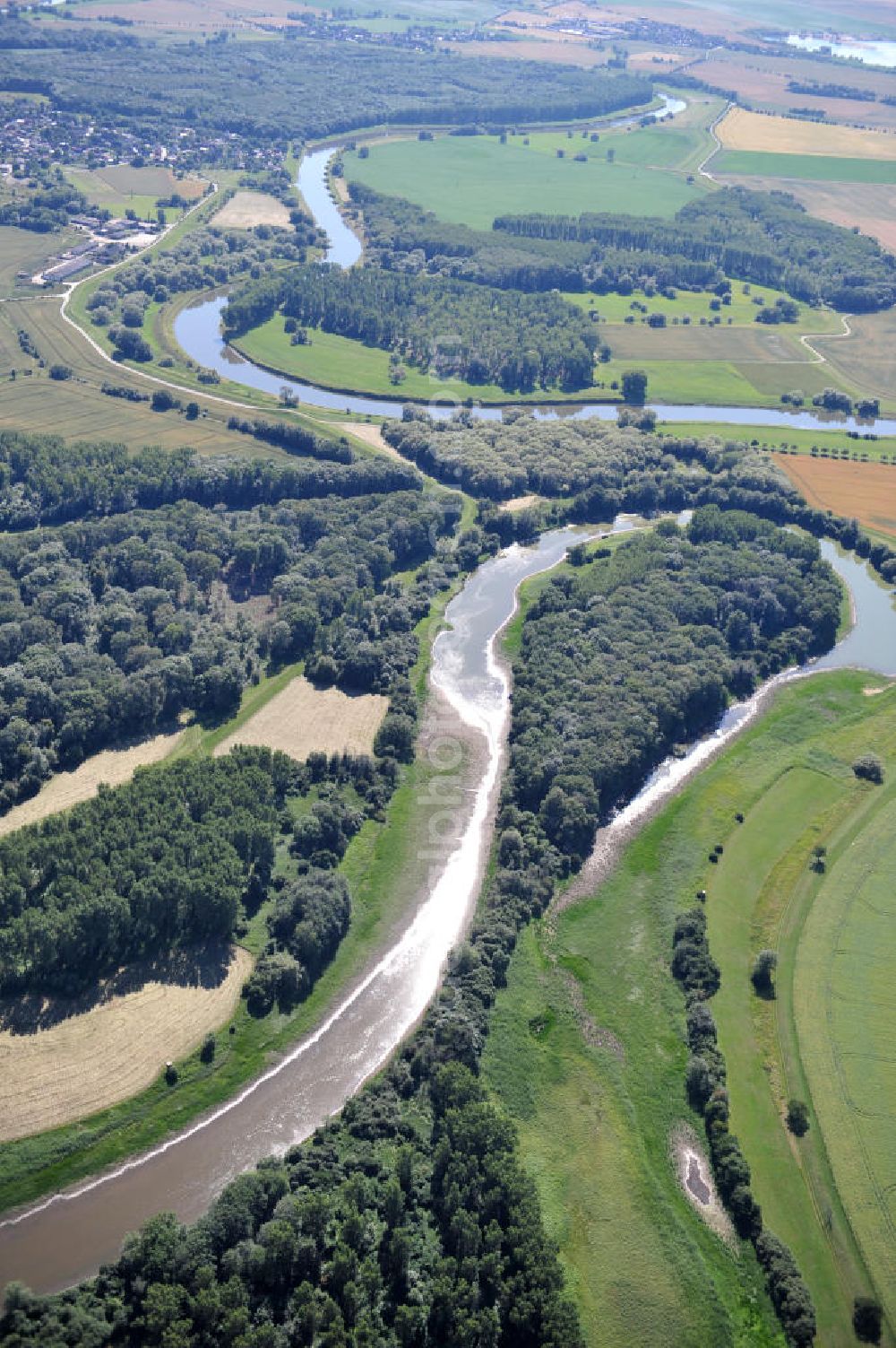 Tornitz from the bird's eye view: Blick auf die Flächen des geplanten Saalekanal, auch bekannt als Schleusenkanal Tornitz oder Elbe-Saale-Kanal. Das Vorhaben des WSNBA Wasserstraßenneubauamtes Magdeburg und der Wasser- und Schiffahrtsdirektion Ost bezeichnet das Vorhaben, an der Mündung der Saale in die Elbe einen Kanal parallel zur Saale zu bauen. Der Kanal soll auf einer Länge von etwa 15 Kilometer westlich der Saale zwischen Calbe-Ost und Barby entstehen. Im Januar 2007 übernahm das Wasserstraßen-Neubauamt Magdeburg die Projektbetreuung zum Ausbau der Unteren Saale – Schleusenkanal Tornitz. Bis zu diesem Zeitpunkt war das WSA Magdeburg Träger des Vorhabens. Site of the planned canal in Tornitz.