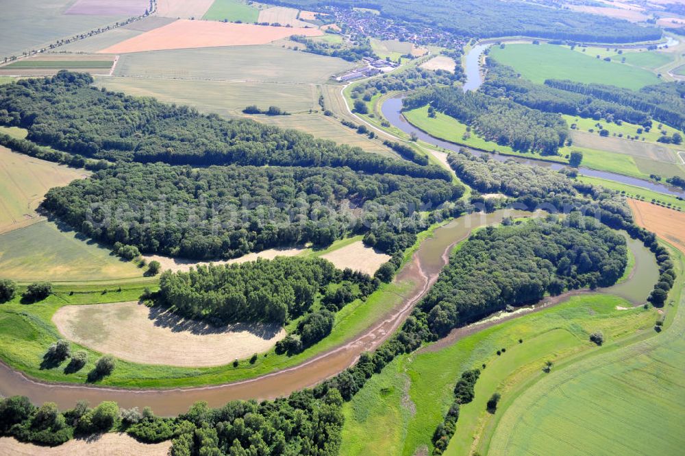 Aerial image Tornitz - Blick auf die Flächen des geplanten Saalekanal, auch bekannt als Schleusenkanal Tornitz oder Elbe-Saale-Kanal. Das Vorhaben des WSNBA Wasserstraßenneubauamtes Magdeburg und der Wasser- und Schiffahrtsdirektion Ost bezeichnet das Vorhaben, an der Mündung der Saale in die Elbe einen Kanal parallel zur Saale zu bauen. Der Kanal soll auf einer Länge von etwa 15 Kilometer westlich der Saale zwischen Calbe-Ost und Barby entstehen. Im Januar 2007 übernahm das Wasserstraßen-Neubauamt Magdeburg die Projektbetreuung zum Ausbau der Unteren Saale – Schleusenkanal Tornitz. Bis zu diesem Zeitpunkt war das WSA Magdeburg Träger des Vorhabens. Site of the planned canal in Tornitz.