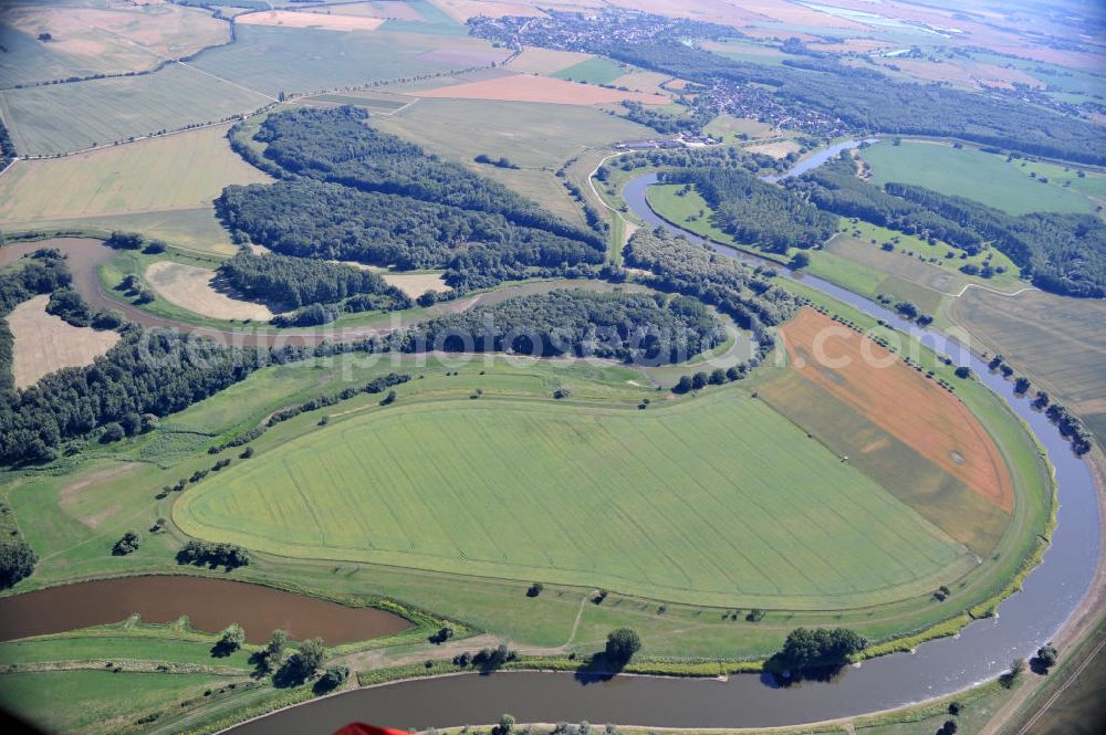 Aerial photograph Tornitz - Blick auf die Flächen des geplanten Saalekanal, auch bekannt als Schleusenkanal Tornitz oder Elbe-Saale-Kanal. Das Vorhaben des WSNBA Wasserstraßenneubauamtes Magdeburg und der Wasser- und Schiffahrtsdirektion Ost bezeichnet das Vorhaben, an der Mündung der Saale in die Elbe einen Kanal parallel zur Saale zu bauen. Der Kanal soll auf einer Länge von etwa 15 Kilometer westlich der Saale zwischen Calbe-Ost und Barby entstehen. Im Januar 2007 übernahm das Wasserstraßen-Neubauamt Magdeburg die Projektbetreuung zum Ausbau der Unteren Saale – Schleusenkanal Tornitz. Bis zu diesem Zeitpunkt war das WSA Magdeburg Träger des Vorhabens. Site of the planned canal in Tornitz.