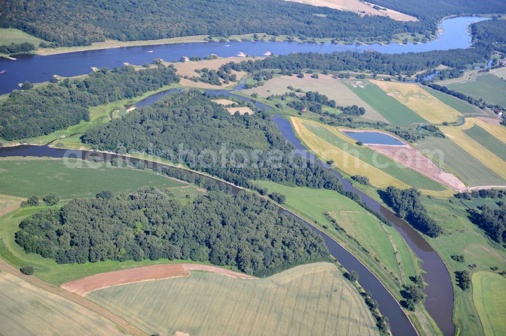 Tornitz from above - Blick auf die Flächen des geplanten Saalekanal, auch bekannt als Schleusenkanal Tornitz oder Elbe-Saale-Kanal. Das Vorhaben des WSNBA Wasserstraßenneubauamtes Magdeburg und der Wasser- und Schiffahrtsdirektion Ost bezeichnet das Vorhaben, an der Mündung der Saale in die Elbe einen Kanal parallel zur Saale zu bauen. Der Kanal soll auf einer Länge von etwa 15 Kilometer westlich der Saale zwischen Calbe-Ost und Barby entstehen. Im Januar 2007 übernahm das Wasserstraßen-Neubauamt Magdeburg die Projektbetreuung zum Ausbau der Unteren Saale – Schleusenkanal Tornitz. Bis zu diesem Zeitpunkt war das WSA Magdeburg Träger des Vorhabens. Site of the planned canal in Tornitz.