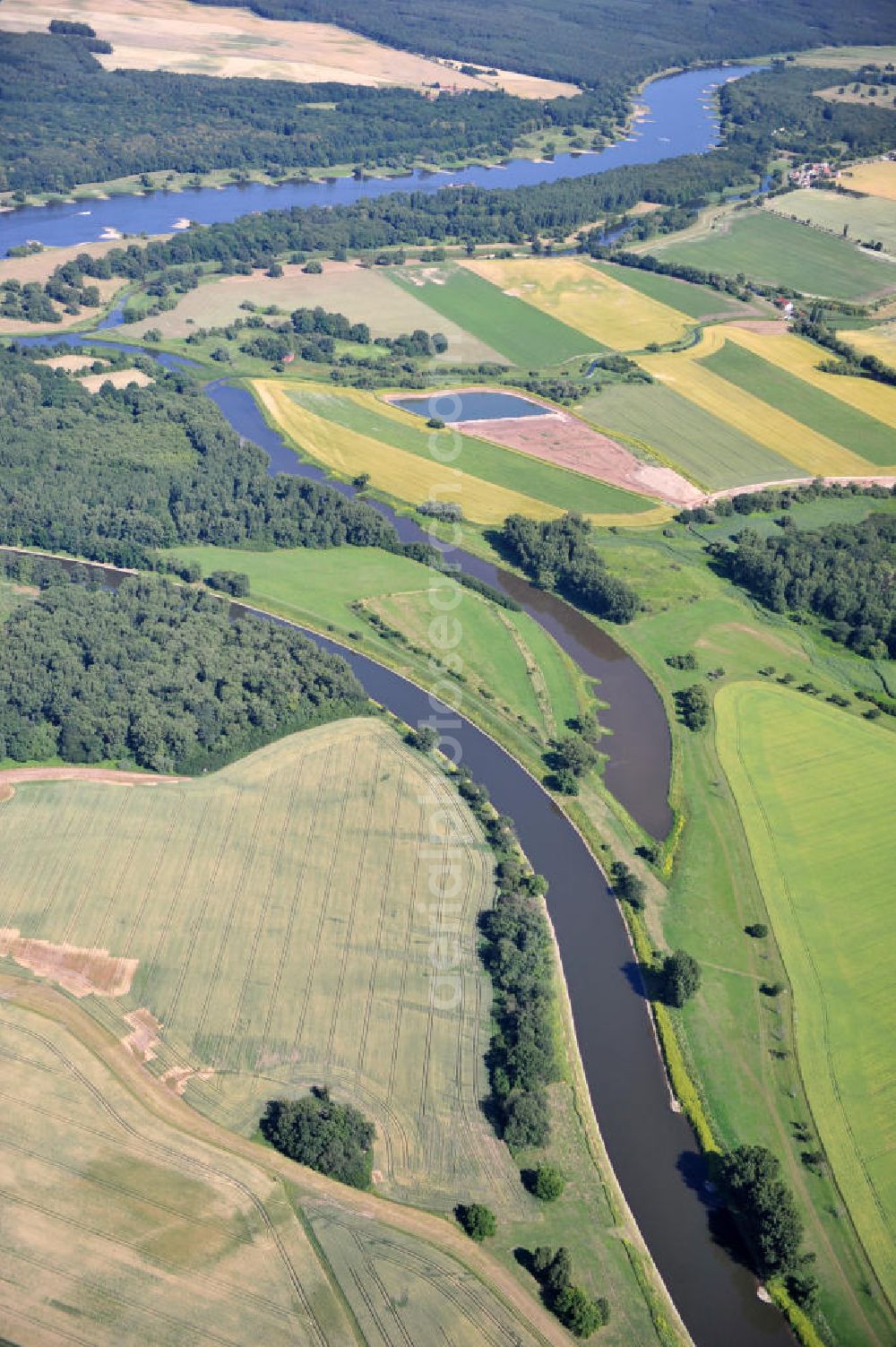 Tornitz from the bird's eye view: Blick auf die Flächen des geplanten Saalekanal, auch bekannt als Schleusenkanal Tornitz oder Elbe-Saale-Kanal. Das Vorhaben des WSNBA Wasserstraßenneubauamtes Magdeburg und der Wasser- und Schiffahrtsdirektion Ost bezeichnet das Vorhaben, an der Mündung der Saale in die Elbe einen Kanal parallel zur Saale zu bauen. Der Kanal soll auf einer Länge von etwa 15 Kilometer westlich der Saale zwischen Calbe-Ost und Barby entstehen. Im Januar 2007 übernahm das Wasserstraßen-Neubauamt Magdeburg die Projektbetreuung zum Ausbau der Unteren Saale – Schleusenkanal Tornitz. Bis zu diesem Zeitpunkt war das WSA Magdeburg Träger des Vorhabens. Site of the planned canal in Tornitz.