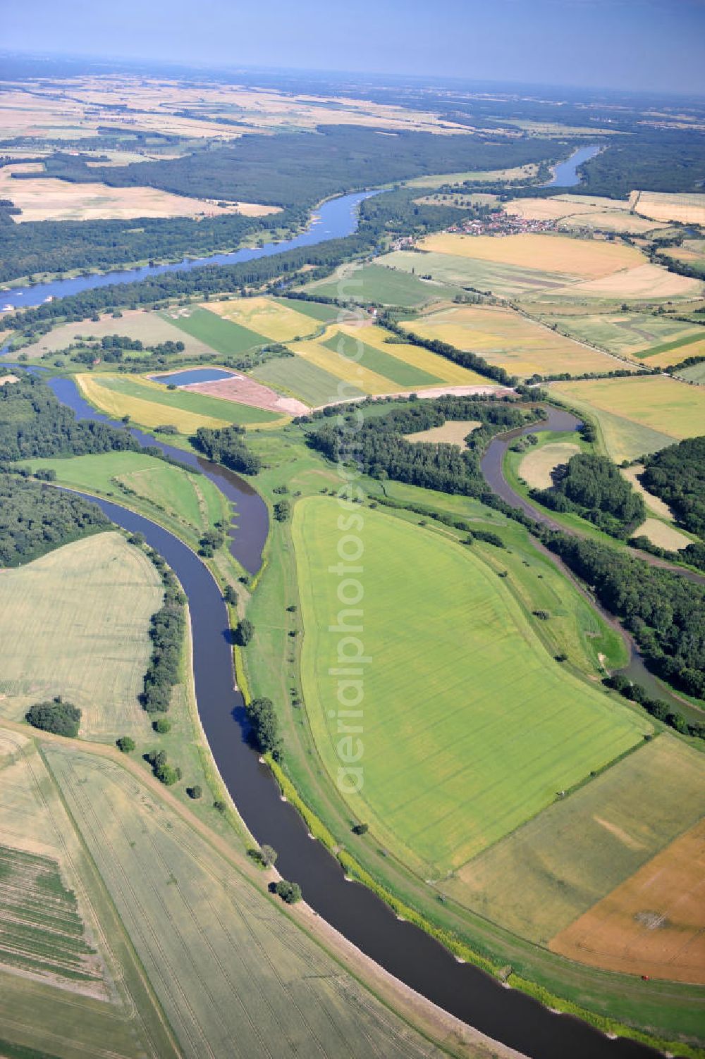 Aerial image Tornitz - Blick auf die Flächen des geplanten Saalekanal, auch bekannt als Schleusenkanal Tornitz oder Elbe-Saale-Kanal. Das Vorhaben des WSNBA Wasserstraßenneubauamtes Magdeburg und der Wasser- und Schiffahrtsdirektion Ost bezeichnet das Vorhaben, an der Mündung der Saale in die Elbe einen Kanal parallel zur Saale zu bauen. Der Kanal soll auf einer Länge von etwa 15 Kilometer westlich der Saale zwischen Calbe-Ost und Barby entstehen. Im Januar 2007 übernahm das Wasserstraßen-Neubauamt Magdeburg die Projektbetreuung zum Ausbau der Unteren Saale – Schleusenkanal Tornitz. Bis zu diesem Zeitpunkt war das WSA Magdeburg Träger des Vorhabens. Site of the planned canal in Tornitz.