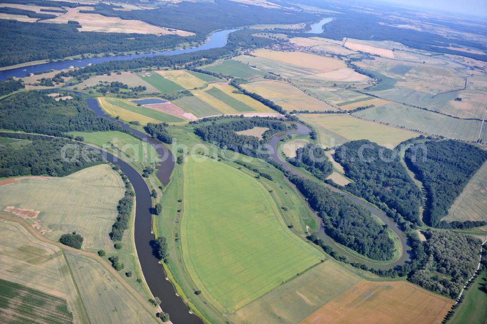 Aerial photograph Tornitz - Blick auf die Flächen des geplanten Saalekanal, auch bekannt als Schleusenkanal Tornitz oder Elbe-Saale-Kanal. Das Vorhaben des WSNBA Wasserstraßenneubauamtes Magdeburg und der Wasser- und Schiffahrtsdirektion Ost bezeichnet das Vorhaben, an der Mündung der Saale in die Elbe einen Kanal parallel zur Saale zu bauen. Der Kanal soll auf einer Länge von etwa 15 Kilometer westlich der Saale zwischen Calbe-Ost und Barby entstehen. Im Januar 2007 übernahm das Wasserstraßen-Neubauamt Magdeburg die Projektbetreuung zum Ausbau der Unteren Saale – Schleusenkanal Tornitz. Bis zu diesem Zeitpunkt war das WSA Magdeburg Träger des Vorhabens. Site of the planned canal in Tornitz.