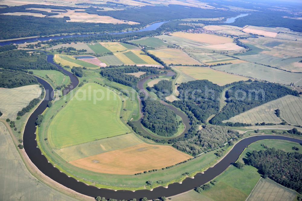 Tornitz from above - Blick auf die Flächen des geplanten Saalekanal, auch bekannt als Schleusenkanal Tornitz oder Elbe-Saale-Kanal. Das Vorhaben des WSNBA Wasserstraßenneubauamtes Magdeburg und der Wasser- und Schiffahrtsdirektion Ost bezeichnet das Vorhaben, an der Mündung der Saale in die Elbe einen Kanal parallel zur Saale zu bauen. Der Kanal soll auf einer Länge von etwa 15 Kilometer westlich der Saale zwischen Calbe-Ost und Barby entstehen. Im Januar 2007 übernahm das Wasserstraßen-Neubauamt Magdeburg die Projektbetreuung zum Ausbau der Unteren Saale – Schleusenkanal Tornitz. Bis zu diesem Zeitpunkt war das WSA Magdeburg Träger des Vorhabens. Site of the planned canal in Tornitz.