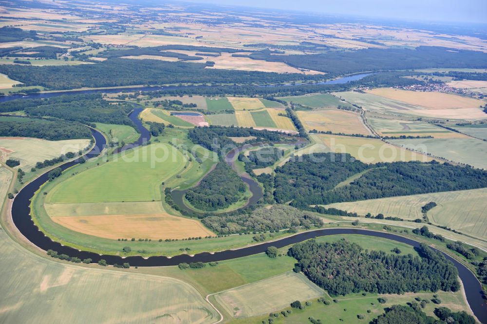 Tornitz from the bird's eye view: Blick auf die Flächen des geplanten Saalekanal, auch bekannt als Schleusenkanal Tornitz oder Elbe-Saale-Kanal. Das Vorhaben des WSNBA Wasserstraßenneubauamtes Magdeburg und der Wasser- und Schiffahrtsdirektion Ost bezeichnet das Vorhaben, an der Mündung der Saale in die Elbe einen Kanal parallel zur Saale zu bauen. Der Kanal soll auf einer Länge von etwa 15 Kilometer westlich der Saale zwischen Calbe-Ost und Barby entstehen. Im Januar 2007 übernahm das Wasserstraßen-Neubauamt Magdeburg die Projektbetreuung zum Ausbau der Unteren Saale – Schleusenkanal Tornitz. Bis zu diesem Zeitpunkt war das WSA Magdeburg Träger des Vorhabens. Site of the planned canal in Tornitz.