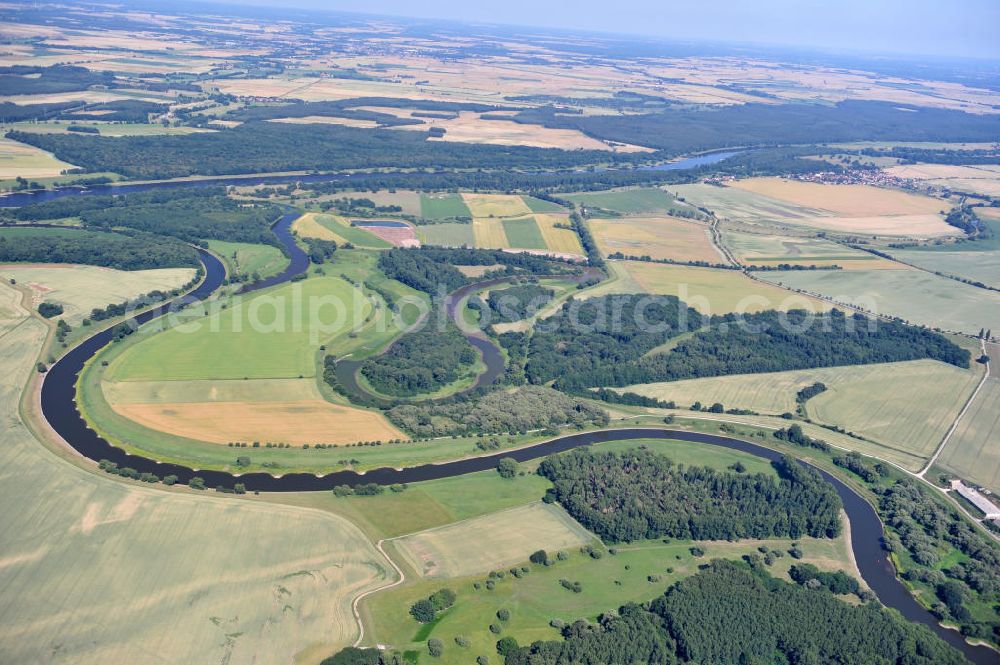 Aerial image Tornitz - Blick auf die Flächen des geplanten Saalekanal, auch bekannt als Schleusenkanal Tornitz oder Elbe-Saale-Kanal. Das Vorhaben des WSNBA Wasserstraßenneubauamtes Magdeburg und der Wasser- und Schiffahrtsdirektion Ost bezeichnet das Vorhaben, an der Mündung der Saale in die Elbe einen Kanal parallel zur Saale zu bauen. Der Kanal soll auf einer Länge von etwa 15 Kilometer westlich der Saale zwischen Calbe-Ost und Barby entstehen. Im Januar 2007 übernahm das Wasserstraßen-Neubauamt Magdeburg die Projektbetreuung zum Ausbau der Unteren Saale – Schleusenkanal Tornitz. Bis zu diesem Zeitpunkt war das WSA Magdeburg Träger des Vorhabens. Site of the planned canal in Tornitz.