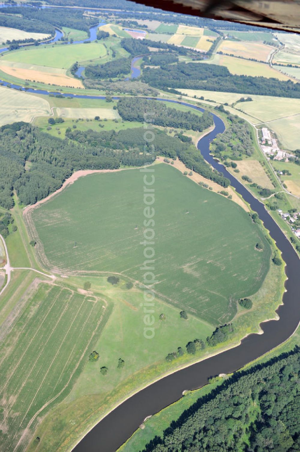 Aerial photograph Tornitz - Blick auf die Flächen des geplanten Saalekanal, auch bekannt als Schleusenkanal Tornitz oder Elbe-Saale-Kanal. Das Vorhaben des WSNBA Wasserstraßenneubauamtes Magdeburg und der Wasser- und Schiffahrtsdirektion Ost bezeichnet das Vorhaben, an der Mündung der Saale in die Elbe einen Kanal parallel zur Saale zu bauen. Der Kanal soll auf einer Länge von etwa 15 Kilometer westlich der Saale zwischen Calbe-Ost und Barby entstehen. Im Januar 2007 übernahm das Wasserstraßen-Neubauamt Magdeburg die Projektbetreuung zum Ausbau der Unteren Saale – Schleusenkanal Tornitz. Bis zu diesem Zeitpunkt war das WSA Magdeburg Träger des Vorhabens. Site of the planned canal in Tornitz.