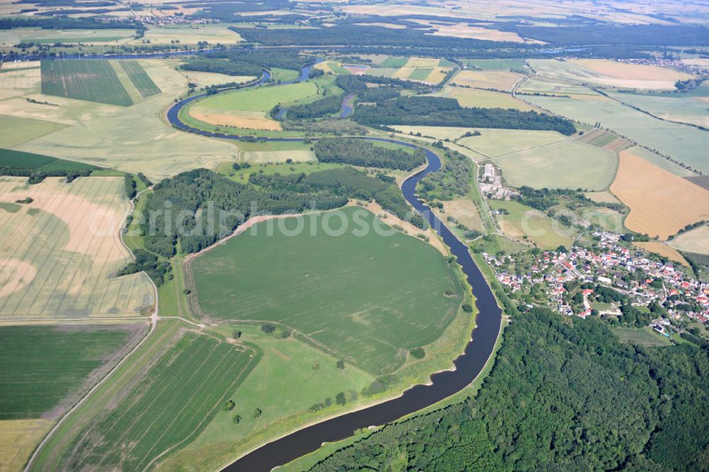 Tornitz from above - Blick auf die Flächen des geplanten Saalekanal, auch bekannt als Schleusenkanal Tornitz oder Elbe-Saale-Kanal. Das Vorhaben des WSNBA Wasserstraßenneubauamtes Magdeburg und der Wasser- und Schiffahrtsdirektion Ost bezeichnet das Vorhaben, an der Mündung der Saale in die Elbe einen Kanal parallel zur Saale zu bauen. Der Kanal soll auf einer Länge von etwa 15 Kilometer westlich der Saale zwischen Calbe-Ost und Barby entstehen. Im Januar 2007 übernahm das Wasserstraßen-Neubauamt Magdeburg die Projektbetreuung zum Ausbau der Unteren Saale – Schleusenkanal Tornitz. Bis zu diesem Zeitpunkt war das WSA Magdeburg Träger des Vorhabens. Site of the planned canal in Tornitz.