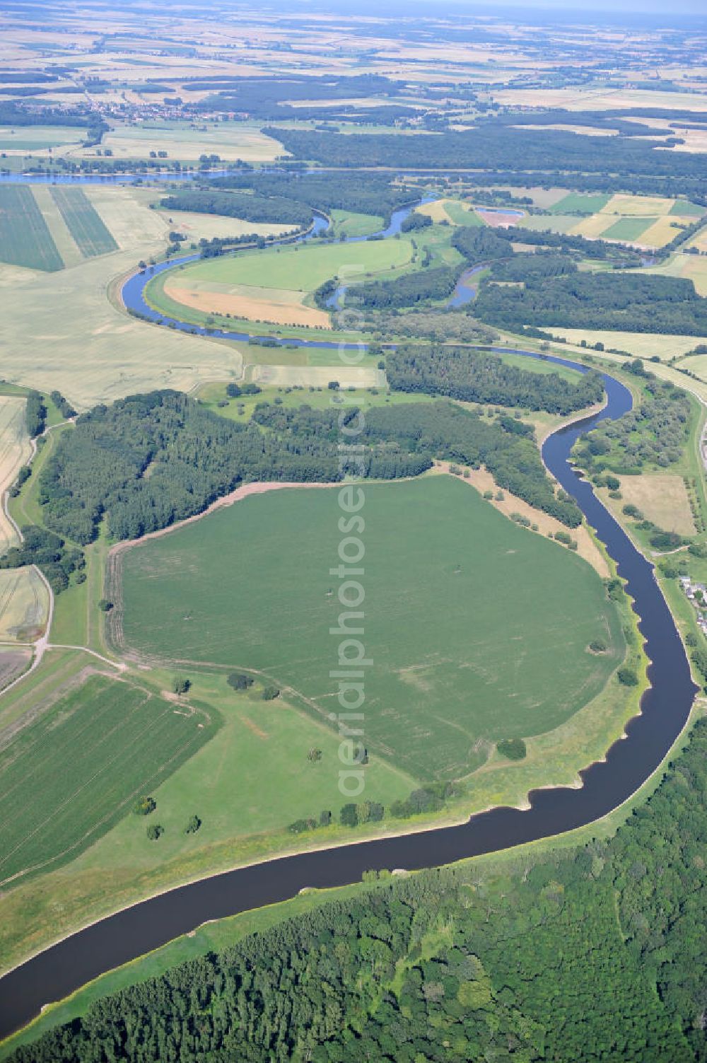 Tornitz from the bird's eye view: Blick auf die Flächen des geplanten Saalekanal, auch bekannt als Schleusenkanal Tornitz oder Elbe-Saale-Kanal. Das Vorhaben des WSNBA Wasserstraßenneubauamtes Magdeburg und der Wasser- und Schiffahrtsdirektion Ost bezeichnet das Vorhaben, an der Mündung der Saale in die Elbe einen Kanal parallel zur Saale zu bauen. Der Kanal soll auf einer Länge von etwa 15 Kilometer westlich der Saale zwischen Calbe-Ost und Barby entstehen. Im Januar 2007 übernahm das Wasserstraßen-Neubauamt Magdeburg die Projektbetreuung zum Ausbau der Unteren Saale – Schleusenkanal Tornitz. Bis zu diesem Zeitpunkt war das WSA Magdeburg Träger des Vorhabens. Site of the planned canal in Tornitz.