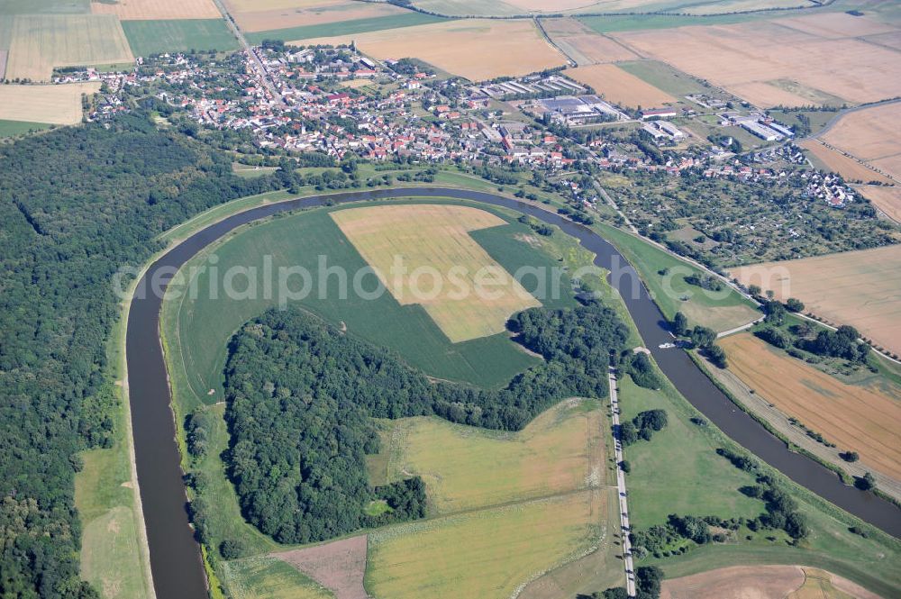 Aerial image Tornitz - Blick auf die Flächen des geplanten Saalekanal, auch bekannt als Schleusenkanal Tornitz oder Elbe-Saale-Kanal. Das Vorhaben des WSNBA Wasserstraßenneubauamtes Magdeburg und der Wasser- und Schiffahrtsdirektion Ost bezeichnet das Vorhaben, an der Mündung der Saale in die Elbe einen Kanal parallel zur Saale zu bauen. Der Kanal soll auf einer Länge von etwa 15 Kilometer westlich der Saale zwischen Calbe-Ost und Barby entstehen. Im Januar 2007 übernahm das Wasserstraßen-Neubauamt Magdeburg die Projektbetreuung zum Ausbau der Unteren Saale – Schleusenkanal Tornitz. Bis zu diesem Zeitpunkt war das WSA Magdeburg Träger des Vorhabens. Site of the planned canal in Tornitz.