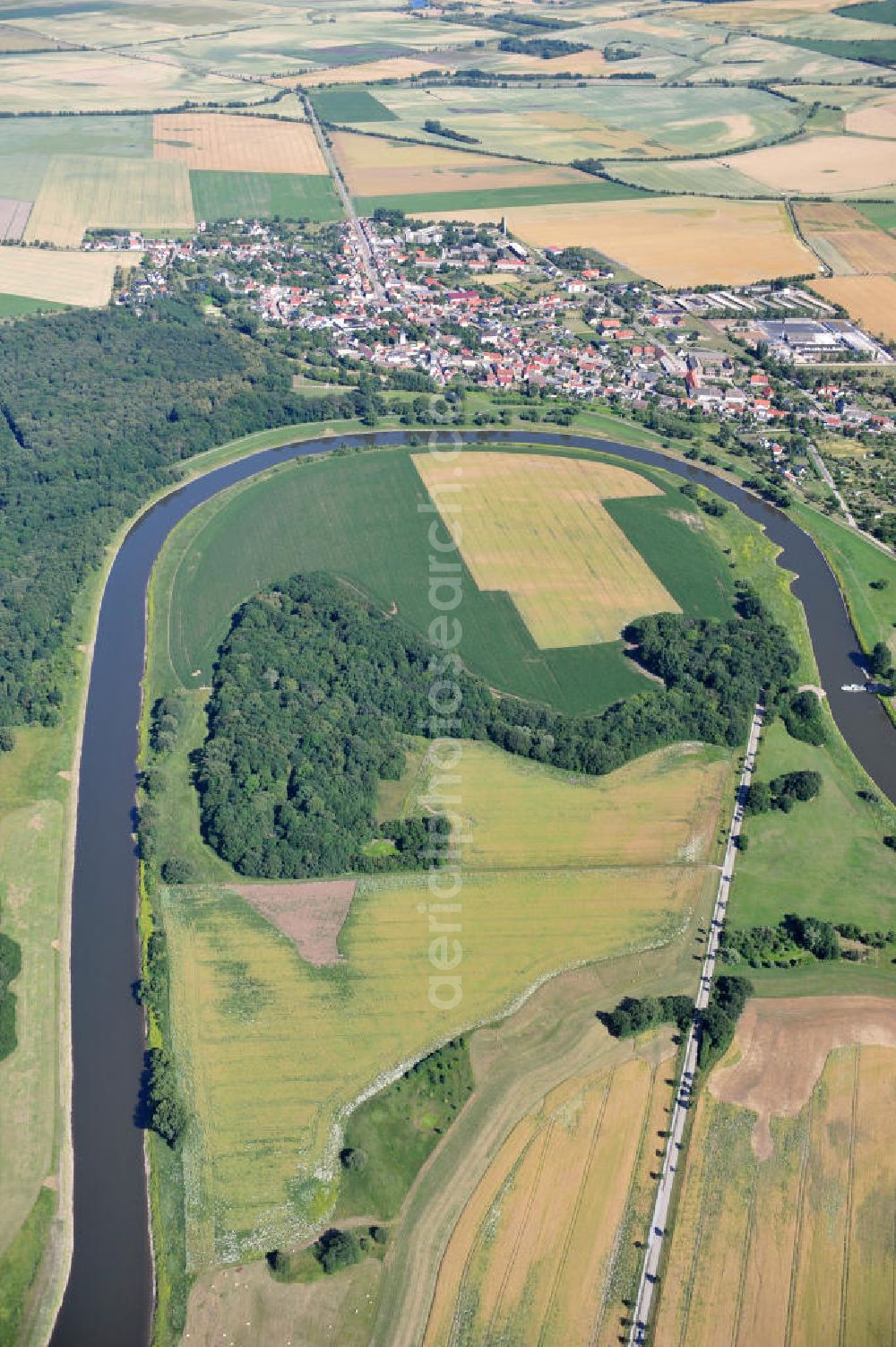 Aerial photograph Tornitz - Blick auf die Flächen des geplanten Saalekanal, auch bekannt als Schleusenkanal Tornitz oder Elbe-Saale-Kanal. Das Vorhaben des WSNBA Wasserstraßenneubauamtes Magdeburg und der Wasser- und Schiffahrtsdirektion Ost bezeichnet das Vorhaben, an der Mündung der Saale in die Elbe einen Kanal parallel zur Saale zu bauen. Der Kanal soll auf einer Länge von etwa 15 Kilometer westlich der Saale zwischen Calbe-Ost und Barby entstehen. Im Januar 2007 übernahm das Wasserstraßen-Neubauamt Magdeburg die Projektbetreuung zum Ausbau der Unteren Saale – Schleusenkanal Tornitz. Bis zu diesem Zeitpunkt war das WSA Magdeburg Träger des Vorhabens. Site of the planned canal in Tornitz.