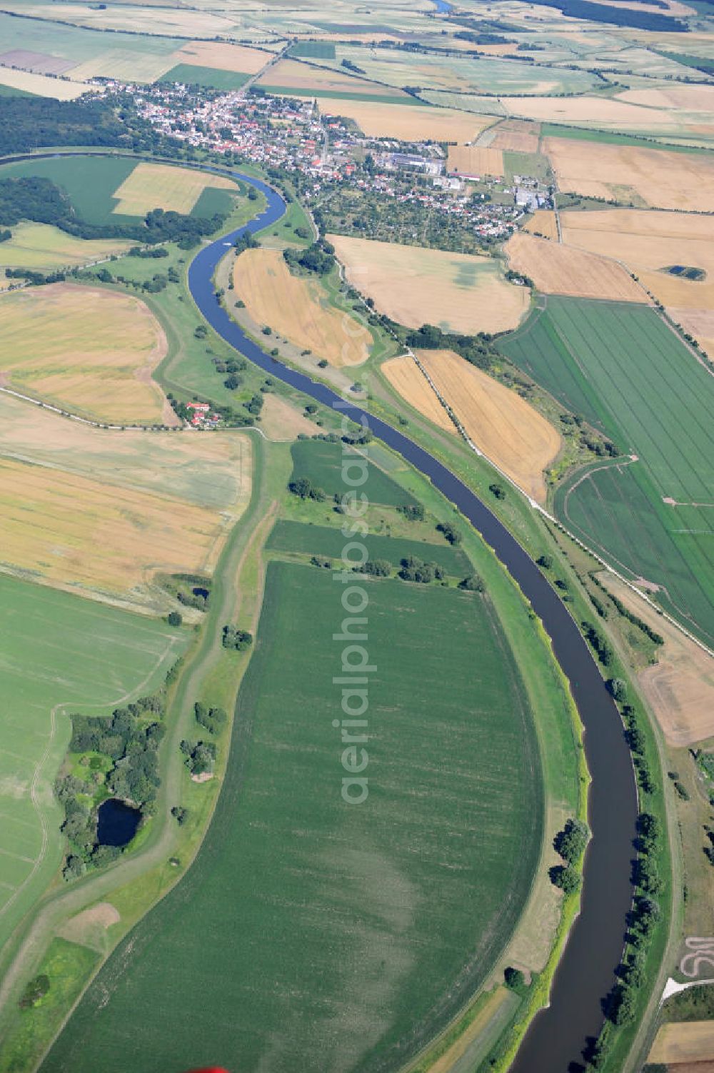 Tornitz from above - Blick auf die Flächen des geplanten Saalekanal, auch bekannt als Schleusenkanal Tornitz oder Elbe-Saale-Kanal. Das Vorhaben des WSNBA Wasserstraßenneubauamtes Magdeburg und der Wasser- und Schiffahrtsdirektion Ost bezeichnet das Vorhaben, an der Mündung der Saale in die Elbe einen Kanal parallel zur Saale zu bauen. Der Kanal soll auf einer Länge von etwa 15 Kilometer westlich der Saale zwischen Calbe-Ost und Barby entstehen. Im Januar 2007 übernahm das Wasserstraßen-Neubauamt Magdeburg die Projektbetreuung zum Ausbau der Unteren Saale – Schleusenkanal Tornitz. Bis zu diesem Zeitpunkt war das WSA Magdeburg Träger des Vorhabens. Site of the planned canal in Tornitz.