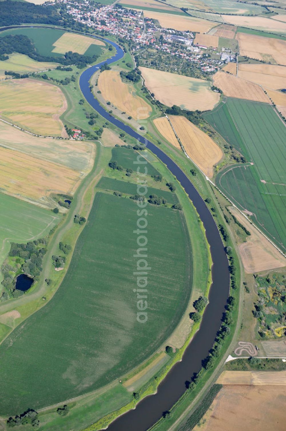 Tornitz from the bird's eye view: Blick auf die Flächen des geplanten Saalekanal, auch bekannt als Schleusenkanal Tornitz oder Elbe-Saale-Kanal. Das Vorhaben des WSNBA Wasserstraßenneubauamtes Magdeburg und der Wasser- und Schiffahrtsdirektion Ost bezeichnet das Vorhaben, an der Mündung der Saale in die Elbe einen Kanal parallel zur Saale zu bauen. Der Kanal soll auf einer Länge von etwa 15 Kilometer westlich der Saale zwischen Calbe-Ost und Barby entstehen. Im Januar 2007 übernahm das Wasserstraßen-Neubauamt Magdeburg die Projektbetreuung zum Ausbau der Unteren Saale – Schleusenkanal Tornitz. Bis zu diesem Zeitpunkt war das WSA Magdeburg Träger des Vorhabens. Site of the planned canal in Tornitz.