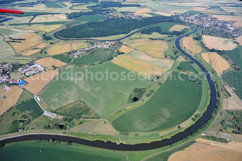 Aerial image Tornitz - Blick auf die Flächen des geplanten Saalekanal, auch bekannt als Schleusenkanal Tornitz oder Elbe-Saale-Kanal. Das Vorhaben des WSNBA Wasserstraßenneubauamtes Magdeburg und der Wasser- und Schiffahrtsdirektion Ost bezeichnet das Vorhaben, an der Mündung der Saale in die Elbe einen Kanal parallel zur Saale zu bauen. Der Kanal soll auf einer Länge von etwa 15 Kilometer westlich der Saale zwischen Calbe-Ost und Barby entstehen. Im Januar 2007 übernahm das Wasserstraßen-Neubauamt Magdeburg die Projektbetreuung zum Ausbau der Unteren Saale – Schleusenkanal Tornitz. Bis zu diesem Zeitpunkt war das WSA Magdeburg Träger des Vorhabens. Site of the planned canal in Tornitz.