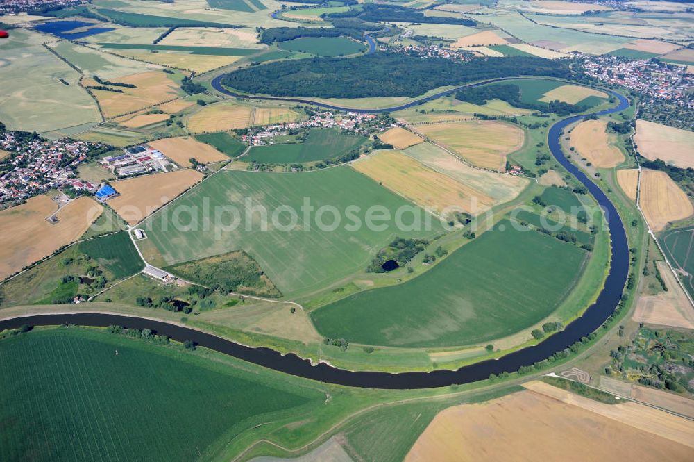 Aerial photograph Tornitz - Blick auf die Flächen des geplanten Saalekanal, auch bekannt als Schleusenkanal Tornitz oder Elbe-Saale-Kanal. Das Vorhaben des WSNBA Wasserstraßenneubauamtes Magdeburg und der Wasser- und Schiffahrtsdirektion Ost bezeichnet das Vorhaben, an der Mündung der Saale in die Elbe einen Kanal parallel zur Saale zu bauen. Der Kanal soll auf einer Länge von etwa 15 Kilometer westlich der Saale zwischen Calbe-Ost und Barby entstehen. Im Januar 2007 übernahm das Wasserstraßen-Neubauamt Magdeburg die Projektbetreuung zum Ausbau der Unteren Saale – Schleusenkanal Tornitz. Bis zu diesem Zeitpunkt war das WSA Magdeburg Träger des Vorhabens. Site of the planned canal in Tornitz.