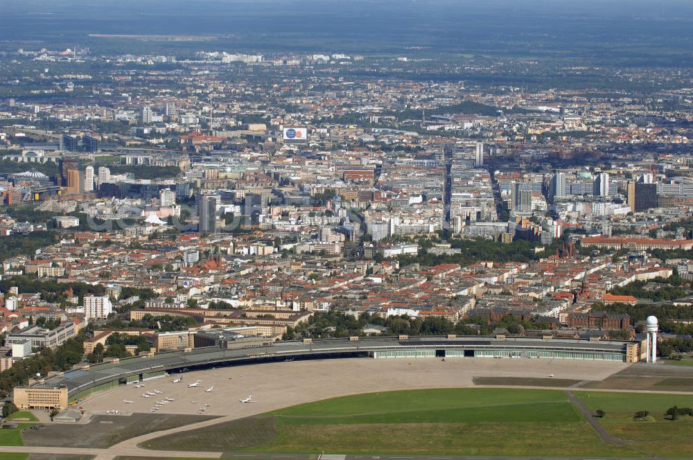 Aerial image Berlin - Blick auf Berlin auf das Areal des historischen Flughafens Berlin-Tempelhof