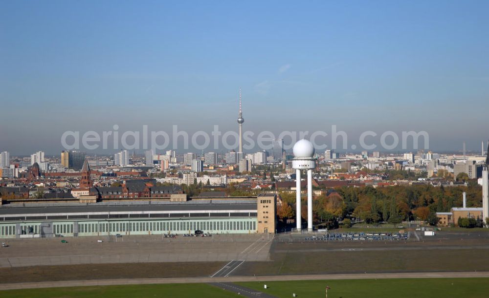 Berlin from above - Blick auf das Areal des historischen Flughafens Berlin-Tempelhof. Die Klage der Fluggesellschaften gegen den neuen Schließungsbescheid vom August 2006, der das Ende der Flugbetriebes für Oktober 2007 vorsah, wurde am 19. und 21. Dezember 2006 vor dem OVG in Berlin verhandelt. Ein vom OVG vorgeschlagener Vergleich zur Anerkennung eines auf Oktober 2008 neu datierten Schließungsbescheides scheiterte an der fehlenden Zustimmung der meisten klagenden Luftfahrtunternehmen. Der Berliner Senat griff den Vergleich des OVG auf und änderte nochmals den Bescheid zum Widerruf der Betriebserlaubnis für den Flughafen Tempelhof, der nun als Datum für die Schließung den 31. Oktober 2008 vorsieht.Am 12. Februar 2007 bestätigte das Oberverwaltungsgericht Berlin-Brandenburg die Rechtmäßigkeit des Schließungsbescheides des Berliner Senats