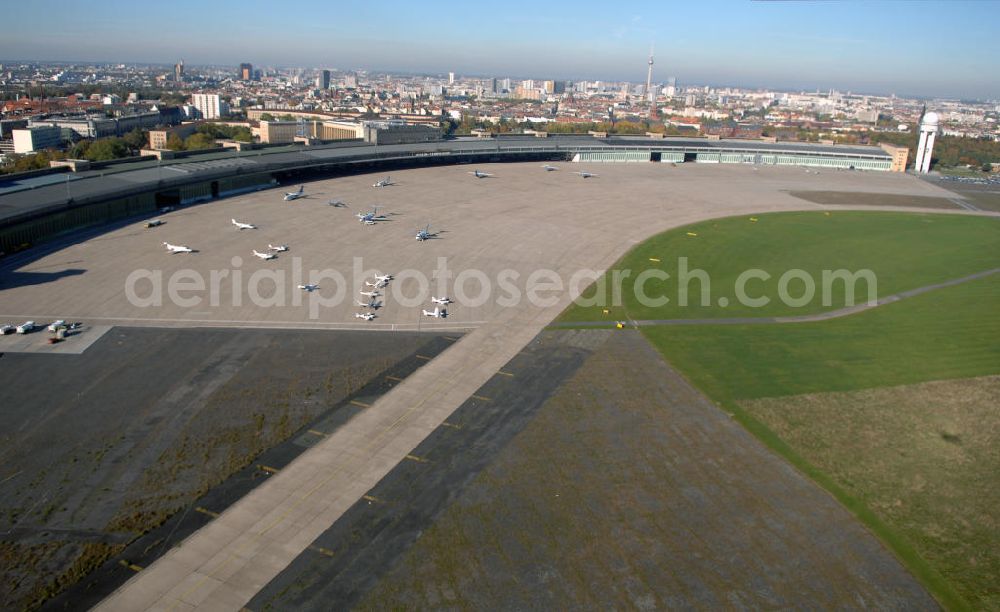 Berlin from the bird's eye view: Blick auf das Areal des historischen Flughafens Berlin-Tempelhof. Die Klage der Fluggesellschaften gegen den neuen Schließungsbescheid vom August 2006, der das Ende der Flugbetriebes für Oktober 2007 vorsah, wurde am 19. und 21. Dezember 2006 vor dem OVG in Berlin verhandelt. Ein vom OVG vorgeschlagener Vergleich zur Anerkennung eines auf Oktober 2008 neu datierten Schließungsbescheides scheiterte an der fehlenden Zustimmung der meisten klagenden Luftfahrtunternehmen. Der Berliner Senat griff den Vergleich des OVG auf und änderte nochmals den Bescheid zum Widerruf der Betriebserlaubnis für den Flughafen Tempelhof, der nun als Datum für die Schließung den 31. Oktober 2008 vorsieht.Am 12. Februar 2007 bestätigte das Oberverwaltungsgericht Berlin-Brandenburg die Rechtmäßigkeit des Schließungsbescheides des Berliner Senats