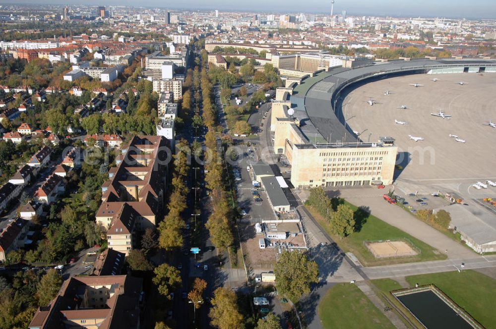 Aerial image Berlin - Blick auf das Areal des historischen Flughafens Berlin-Tempelhof. Die Klage der Fluggesellschaften gegen den neuen Schließungsbescheid vom August 2006, der das Ende der Flugbetriebes für Oktober 2007 vorsah, wurde am 19. und 21. Dezember 2006 vor dem OVG in Berlin verhandelt. Ein vom OVG vorgeschlagener Vergleich zur Anerkennung eines auf Oktober 2008 neu datierten Schließungsbescheides scheiterte an der fehlenden Zustimmung der meisten klagenden Luftfahrtunternehmen. Der Berliner Senat griff den Vergleich des OVG auf und änderte nochmals den Bescheid zum Widerruf der Betriebserlaubnis für den Flughafen Tempelhof, der nun als Datum für die Schließung den 31. Oktober 2008 vorsieht.Am 12. Februar 2007 bestätigte das Oberverwaltungsgericht Berlin-Brandenburg die Rechtmäßigkeit des Schließungsbescheides des Berliner Senats