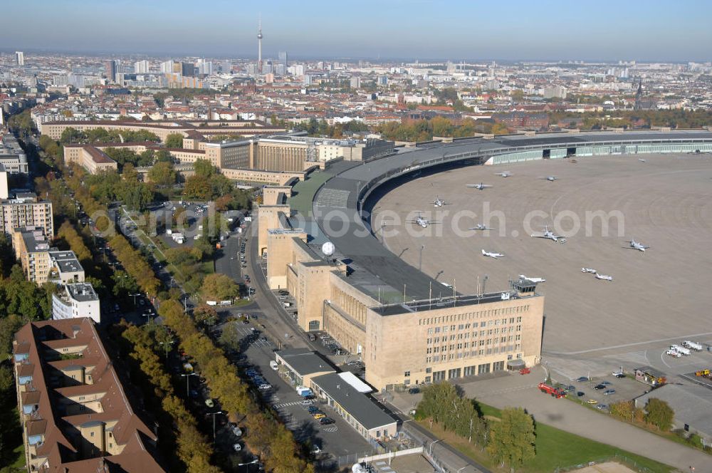 Aerial photograph Berlin - Blick auf das Areal des historischen Flughafens Berlin-Tempelhof. Die Klage der Fluggesellschaften gegen den neuen Schließungsbescheid vom August 2006, der das Ende der Flugbetriebes für Oktober 2007 vorsah, wurde am 19. und 21. Dezember 2006 vor dem OVG in Berlin verhandelt. Ein vom OVG vorgeschlagener Vergleich zur Anerkennung eines auf Oktober 2008 neu datierten Schließungsbescheides scheiterte an der fehlenden Zustimmung der meisten klagenden Luftfahrtunternehmen. Der Berliner Senat griff den Vergleich des OVG auf und änderte nochmals den Bescheid zum Widerruf der Betriebserlaubnis für den Flughafen Tempelhof, der nun als Datum für die Schließung den 31. Oktober 2008 vorsieht.Am 12. Februar 2007 bestätigte das Oberverwaltungsgericht Berlin-Brandenburg die Rechtmäßigkeit des Schließungsbescheides des Berliner Senats