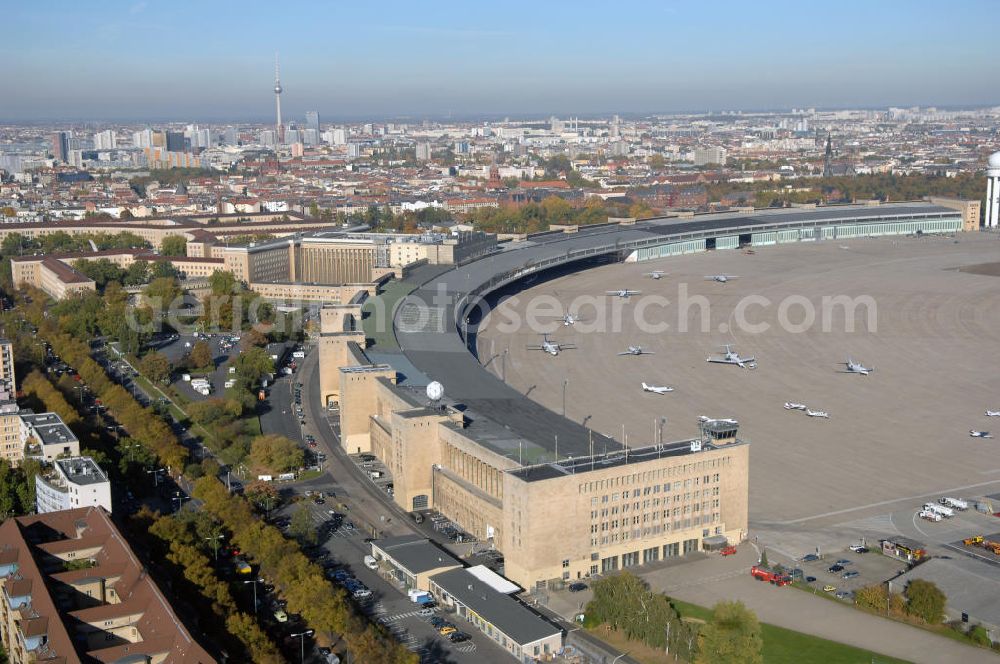 Berlin from above - Blick auf das Areal des historischen Flughafens Berlin-Tempelhof. Die Klage der Fluggesellschaften gegen den neuen Schließungsbescheid vom August 2006, der das Ende der Flugbetriebes für Oktober 2007 vorsah, wurde am 19. und 21. Dezember 2006 vor dem OVG in Berlin verhandelt. Ein vom OVG vorgeschlagener Vergleich zur Anerkennung eines auf Oktober 2008 neu datierten Schließungsbescheides scheiterte an der fehlenden Zustimmung der meisten klagenden Luftfahrtunternehmen. Der Berliner Senat griff den Vergleich des OVG auf und änderte nochmals den Bescheid zum Widerruf der Betriebserlaubnis für den Flughafen Tempelhof, der nun als Datum für die Schließung den 31. Oktober 2008 vorsieht.Am 12. Februar 2007 bestätigte das Oberverwaltungsgericht Berlin-Brandenburg die Rechtmäßigkeit des Schließungsbescheides des Berliner Senats