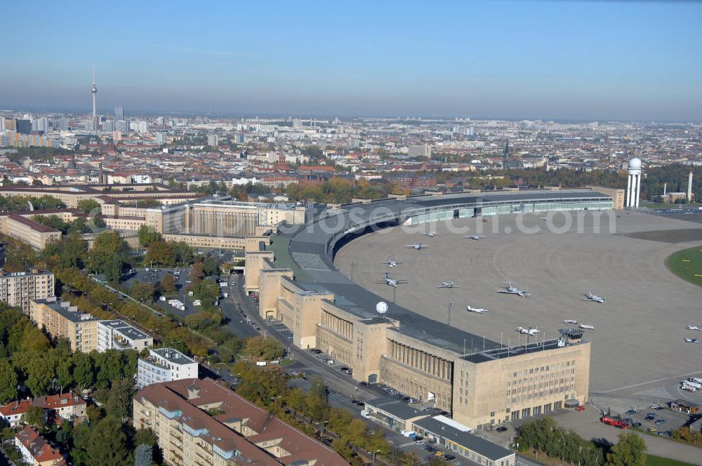 Berlin from the bird's eye view: Blick auf das Areal des historischen Flughafens Berlin-Tempelhof. Die Klage der Fluggesellschaften gegen den neuen Schließungsbescheid vom August 2006, der das Ende der Flugbetriebes für Oktober 2007 vorsah, wurde am 19. und 21. Dezember 2006 vor dem OVG in Berlin verhandelt. Ein vom OVG vorgeschlagener Vergleich zur Anerkennung eines auf Oktober 2008 neu datierten Schließungsbescheides scheiterte an der fehlenden Zustimmung der meisten klagenden Luftfahrtunternehmen. Der Berliner Senat griff den Vergleich des OVG auf und änderte nochmals den Bescheid zum Widerruf der Betriebserlaubnis für den Flughafen Tempelhof, der nun als Datum für die Schließung den 31. Oktober 2008 vorsieht.Am 12. Februar 2007 bestätigte das Oberverwaltungsgericht Berlin-Brandenburg die Rechtmäßigkeit des Schließungsbescheides des Berliner Senats