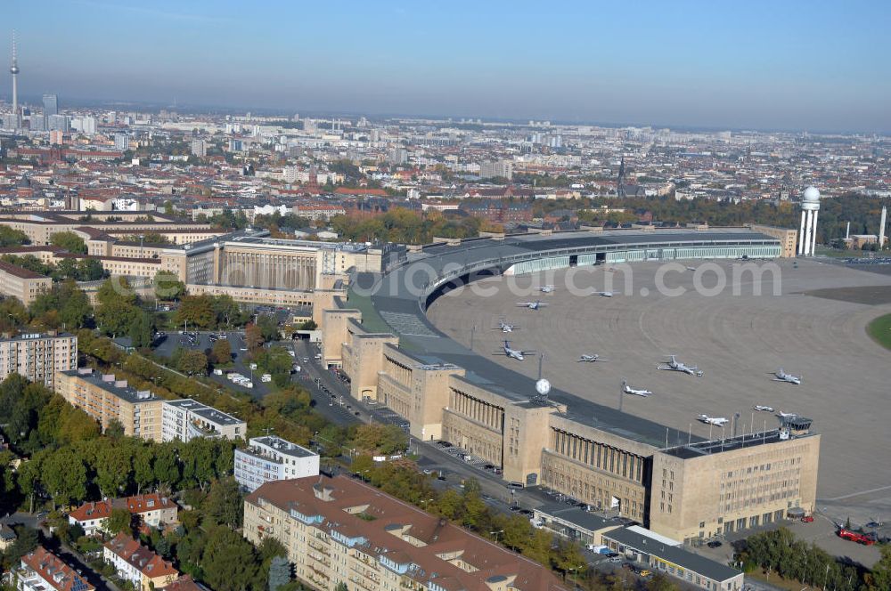 Aerial image Berlin - Blick auf das Areal des historischen Flughafens Berlin-Tempelhof. Die Klage der Fluggesellschaften gegen den neuen Schließungsbescheid vom August 2006, der das Ende der Flugbetriebes für Oktober 2007 vorsah, wurde am 19. und 21. Dezember 2006 vor dem OVG in Berlin verhandelt. Ein vom OVG vorgeschlagener Vergleich zur Anerkennung eines auf Oktober 2008 neu datierten Schließungsbescheides scheiterte an der fehlenden Zustimmung der meisten klagenden Luftfahrtunternehmen. Der Berliner Senat griff den Vergleich des OVG auf und änderte nochmals den Bescheid zum Widerruf der Betriebserlaubnis für den Flughafen Tempelhof, der nun als Datum für die Schließung den 31. Oktober 2008 vorsieht.Am 12. Februar 2007 bestätigte das Oberverwaltungsgericht Berlin-Brandenburg die Rechtmäßigkeit des Schließungsbescheides des Berliner Senats