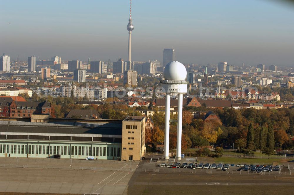 Aerial photograph Berlin - Blick auf das Areal des historischen Flughafens Berlin-Tempelhof. Die Klage der Fluggesellschaften gegen den neuen Schließungsbescheid vom August 2006, der das Ende der Flugbetriebes für Oktober 2007 vorsah, wurde am 19. und 21. Dezember 2006 vor dem OVG in Berlin verhandelt. Ein vom OVG vorgeschlagener Vergleich zur Anerkennung eines auf Oktober 2008 neu datierten Schließungsbescheides scheiterte an der fehlenden Zustimmung der meisten klagenden Luftfahrtunternehmen. Der Berliner Senat griff den Vergleich des OVG auf und änderte nochmals den Bescheid zum Widerruf der Betriebserlaubnis für den Flughafen Tempelhof, der nun als Datum für die Schließung den 31. Oktober 2008 vorsieht.Am 12. Februar 2007 bestätigte das Oberverwaltungsgericht Berlin-Brandenburg die Rechtmäßigkeit des Schließungsbescheides des Berliner Senats