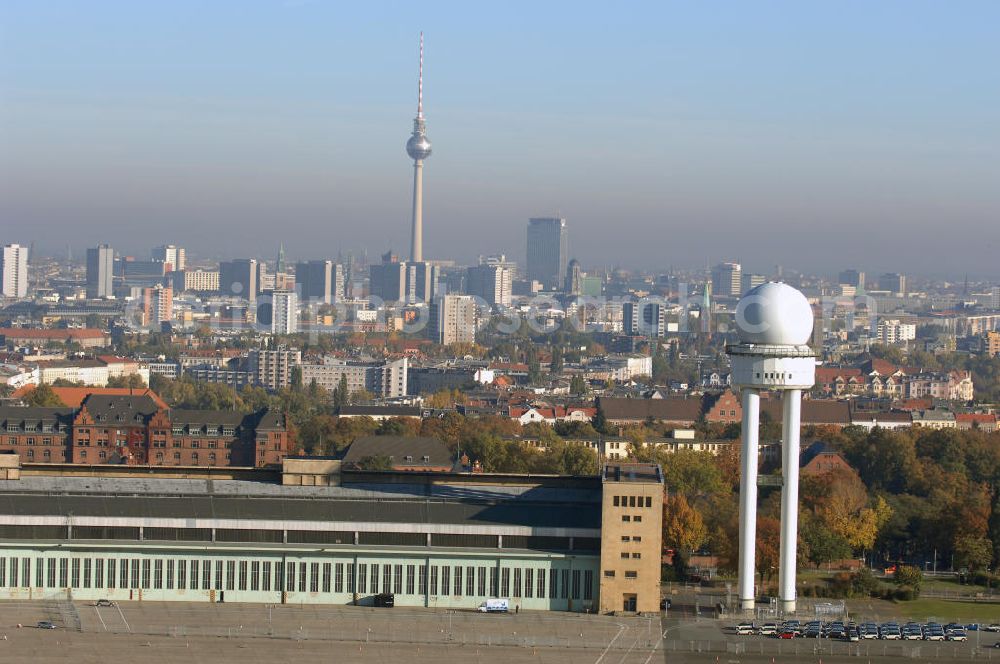 Berlin from above - Blick auf das Areal des historischen Flughafens Berlin-Tempelhof. Die Klage der Fluggesellschaften gegen den neuen Schließungsbescheid vom August 2006, der das Ende der Flugbetriebes für Oktober 2007 vorsah, wurde am 19. und 21. Dezember 2006 vor dem OVG in Berlin verhandelt. Ein vom OVG vorgeschlagener Vergleich zur Anerkennung eines auf Oktober 2008 neu datierten Schließungsbescheides scheiterte an der fehlenden Zustimmung der meisten klagenden Luftfahrtunternehmen. Der Berliner Senat griff den Vergleich des OVG auf und änderte nochmals den Bescheid zum Widerruf der Betriebserlaubnis für den Flughafen Tempelhof, der nun als Datum für die Schließung den 31. Oktober 2008 vorsieht.Am 12. Februar 2007 bestätigte das Oberverwaltungsgericht Berlin-Brandenburg die Rechtmäßigkeit des Schließungsbescheides des Berliner Senats