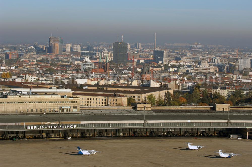 Berlin from the bird's eye view: Blick auf das Areal des historischen Flughafens Berlin-Tempelhof. Die Klage der Fluggesellschaften gegen den neuen Schließungsbescheid vom August 2006, der das Ende der Flugbetriebes für Oktober 2007 vorsah, wurde am 19. und 21. Dezember 2006 vor dem OVG in Berlin verhandelt. Ein vom OVG vorgeschlagener Vergleich zur Anerkennung eines auf Oktober 2008 neu datierten Schließungsbescheides scheiterte an der fehlenden Zustimmung der meisten klagenden Luftfahrtunternehmen. Der Berliner Senat griff den Vergleich des OVG auf und änderte nochmals den Bescheid zum Widerruf der Betriebserlaubnis für den Flughafen Tempelhof, der nun als Datum für die Schließung den 31. Oktober 2008 vorsieht.Am 12. Februar 2007 bestätigte das Oberverwaltungsgericht Berlin-Brandenburg die Rechtmäßigkeit des Schließungsbescheides des Berliner Senats