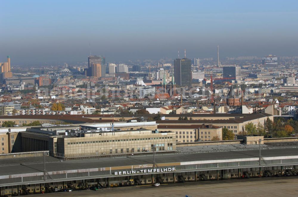 Aerial image Berlin - Blick auf das Areal des historischen Flughafens Berlin-Tempelhof. Die Klage der Fluggesellschaften gegen den neuen Schließungsbescheid vom August 2006, der das Ende der Flugbetriebes für Oktober 2007 vorsah, wurde am 19. und 21. Dezember 2006 vor dem OVG in Berlin verhandelt. Ein vom OVG vorgeschlagener Vergleich zur Anerkennung eines auf Oktober 2008 neu datierten Schließungsbescheides scheiterte an der fehlenden Zustimmung der meisten klagenden Luftfahrtunternehmen. Der Berliner Senat griff den Vergleich des OVG auf und änderte nochmals den Bescheid zum Widerruf der Betriebserlaubnis für den Flughafen Tempelhof, der nun als Datum für die Schließung den 31. Oktober 2008 vorsieht.Am 12. Februar 2007 bestätigte das Oberverwaltungsgericht Berlin-Brandenburg die Rechtmäßigkeit des Schließungsbescheides des Berliner Senats