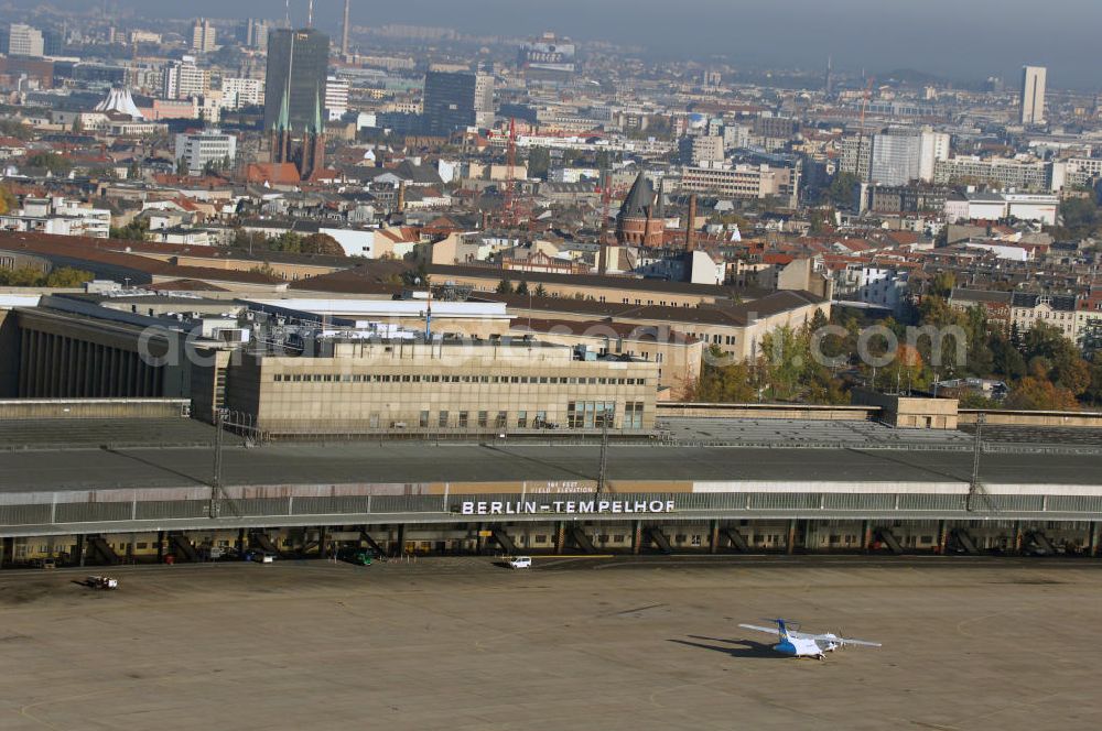 Berlin from above - Blick auf das Areal des historischen Flughafens Berlin-Tempelhof. Die Klage der Fluggesellschaften gegen den neuen Schließungsbescheid vom August 2006, der das Ende der Flugbetriebes für Oktober 2007 vorsah, wurde am 19. und 21. Dezember 2006 vor dem OVG in Berlin verhandelt. Ein vom OVG vorgeschlagener Vergleich zur Anerkennung eines auf Oktober 2008 neu datierten Schließungsbescheides scheiterte an der fehlenden Zustimmung der meisten klagenden Luftfahrtunternehmen. Der Berliner Senat griff den Vergleich des OVG auf und änderte nochmals den Bescheid zum Widerruf der Betriebserlaubnis für den Flughafen Tempelhof, der nun als Datum für die Schließung den 31. Oktober 2008 vorsieht.Am 12. Februar 2007 bestätigte das Oberverwaltungsgericht Berlin-Brandenburg die Rechtmäßigkeit des Schließungsbescheides des Berliner Senats