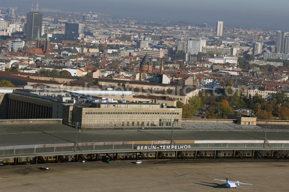 Berlin from the bird's eye view: Blick auf das Areal des historischen Flughafens Berlin-Tempelhof. Die Klage der Fluggesellschaften gegen den neuen Schließungsbescheid vom August 2006, der das Ende der Flugbetriebes für Oktober 2007 vorsah, wurde am 19. und 21. Dezember 2006 vor dem OVG in Berlin verhandelt. Ein vom OVG vorgeschlagener Vergleich zur Anerkennung eines auf Oktober 2008 neu datierten Schließungsbescheides scheiterte an der fehlenden Zustimmung der meisten klagenden Luftfahrtunternehmen. Der Berliner Senat griff den Vergleich des OVG auf und änderte nochmals den Bescheid zum Widerruf der Betriebserlaubnis für den Flughafen Tempelhof, der nun als Datum für die Schließung den 31. Oktober 2008 vorsieht.Am 12. Februar 2007 bestätigte das Oberverwaltungsgericht Berlin-Brandenburg die Rechtmäßigkeit des Schließungsbescheides des Berliner Senats