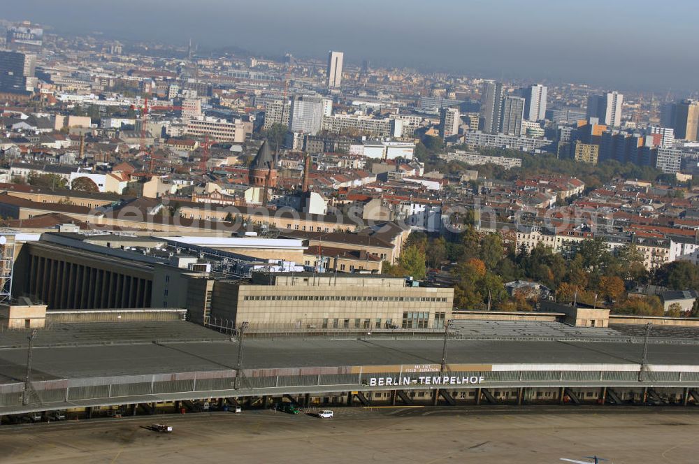 Aerial image Berlin - Blick auf das Areal des historischen Flughafens Berlin-Tempelhof. Die Klage der Fluggesellschaften gegen den neuen Schließungsbescheid vom August 2006, der das Ende der Flugbetriebes für Oktober 2007 vorsah, wurde am 19. und 21. Dezember 2006 vor dem OVG in Berlin verhandelt. Ein vom OVG vorgeschlagener Vergleich zur Anerkennung eines auf Oktober 2008 neu datierten Schließungsbescheides scheiterte an der fehlenden Zustimmung der meisten klagenden Luftfahrtunternehmen. Der Berliner Senat griff den Vergleich des OVG auf und änderte nochmals den Bescheid zum Widerruf der Betriebserlaubnis für den Flughafen Tempelhof, der nun als Datum für die Schließung den 31. Oktober 2008 vorsieht.Am 12. Februar 2007 bestätigte das Oberverwaltungsgericht Berlin-Brandenburg die Rechtmäßigkeit des Schließungsbescheides des Berliner Senats