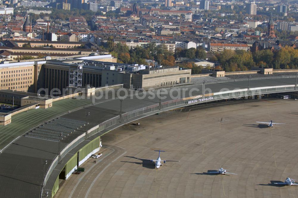 Berlin from above - Blick auf das Areal des historischen Flughafens Berlin-Tempelhof. Die Klage der Fluggesellschaften gegen den neuen Schließungsbescheid vom August 2006, der das Ende der Flugbetriebes für Oktober 2007 vorsah, wurde am 19. und 21. Dezember 2006 vor dem OVG in Berlin verhandelt. Ein vom OVG vorgeschlagener Vergleich zur Anerkennung eines auf Oktober 2008 neu datierten Schließungsbescheides scheiterte an der fehlenden Zustimmung der meisten klagenden Luftfahrtunternehmen. Der Berliner Senat griff den Vergleich des OVG auf und änderte nochmals den Bescheid zum Widerruf der Betriebserlaubnis für den Flughafen Tempelhof, der nun als Datum für die Schließung den 31. Oktober 2008 vorsieht.Am 12. Februar 2007 bestätigte das Oberverwaltungsgericht Berlin-Brandenburg die Rechtmäßigkeit des Schließungsbescheides des Berliner Senats