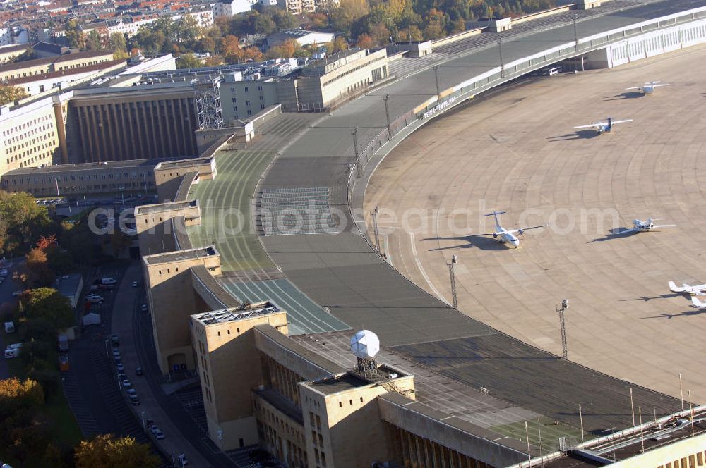 Berlin from the bird's eye view: Blick auf das Areal des historischen Flughafens Berlin-Tempelhof. Die Klage der Fluggesellschaften gegen den neuen Schließungsbescheid vom August 2006, der das Ende der Flugbetriebes für Oktober 2007 vorsah, wurde am 19. und 21. Dezember 2006 vor dem OVG in Berlin verhandelt. Ein vom OVG vorgeschlagener Vergleich zur Anerkennung eines auf Oktober 2008 neu datierten Schließungsbescheides scheiterte an der fehlenden Zustimmung der meisten klagenden Luftfahrtunternehmen. Der Berliner Senat griff den Vergleich des OVG auf und änderte nochmals den Bescheid zum Widerruf der Betriebserlaubnis für den Flughafen Tempelhof, der nun als Datum für die Schließung den 31. Oktober 2008 vorsieht.Am 12. Februar 2007 bestätigte das Oberverwaltungsgericht Berlin-Brandenburg die Rechtmäßigkeit des Schließungsbescheides des Berliner Senats