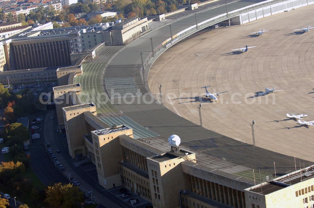 Aerial image Berlin - Blick auf das Areal des historischen Flughafens Berlin-Tempelhof. Die Klage der Fluggesellschaften gegen den neuen Schließungsbescheid vom August 2006, der das Ende der Flugbetriebes für Oktober 2007 vorsah, wurde am 19. und 21. Dezember 2006 vor dem OVG in Berlin verhandelt. Ein vom OVG vorgeschlagener Vergleich zur Anerkennung eines auf Oktober 2008 neu datierten Schließungsbescheides scheiterte an der fehlenden Zustimmung der meisten klagenden Luftfahrtunternehmen. Der Berliner Senat griff den Vergleich des OVG auf und änderte nochmals den Bescheid zum Widerruf der Betriebserlaubnis für den Flughafen Tempelhof, der nun als Datum für die Schließung den 31. Oktober 2008 vorsieht.Am 12. Februar 2007 bestätigte das Oberverwaltungsgericht Berlin-Brandenburg die Rechtmäßigkeit des Schließungsbescheides des Berliner Senats