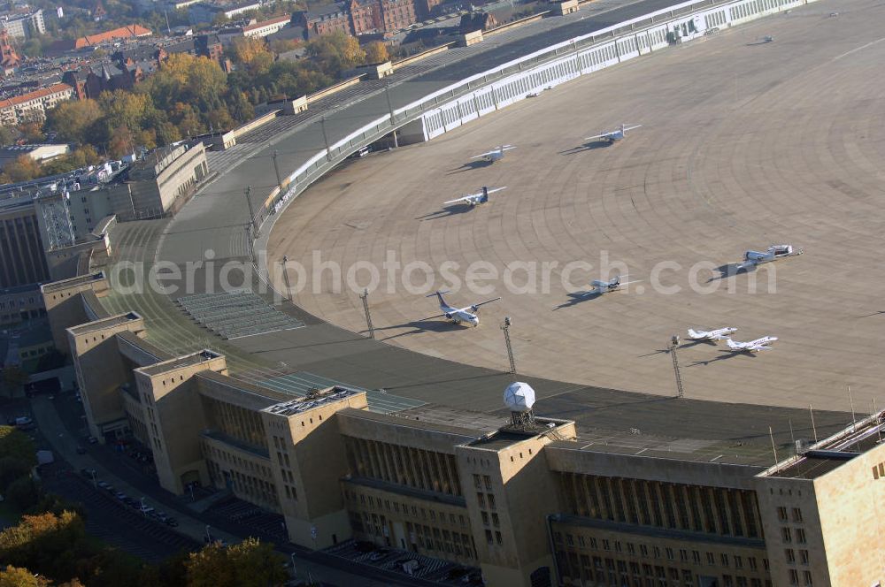 Berlin from above - Blick auf das Areal des historischen Flughafens Berlin-Tempelhof. Die Klage der Fluggesellschaften gegen den neuen Schließungsbescheid vom August 2006, der das Ende der Flugbetriebes für Oktober 2007 vorsah, wurde am 19. und 21. Dezember 2006 vor dem OVG in Berlin verhandelt. Ein vom OVG vorgeschlagener Vergleich zur Anerkennung eines auf Oktober 2008 neu datierten Schließungsbescheides scheiterte an der fehlenden Zustimmung der meisten klagenden Luftfahrtunternehmen. Der Berliner Senat griff den Vergleich des OVG auf und änderte nochmals den Bescheid zum Widerruf der Betriebserlaubnis für den Flughafen Tempelhof, der nun als Datum für die Schließung den 31. Oktober 2008 vorsieht.Am 12. Februar 2007 bestätigte das Oberverwaltungsgericht Berlin-Brandenburg die Rechtmäßigkeit des Schließungsbescheides des Berliner Senats